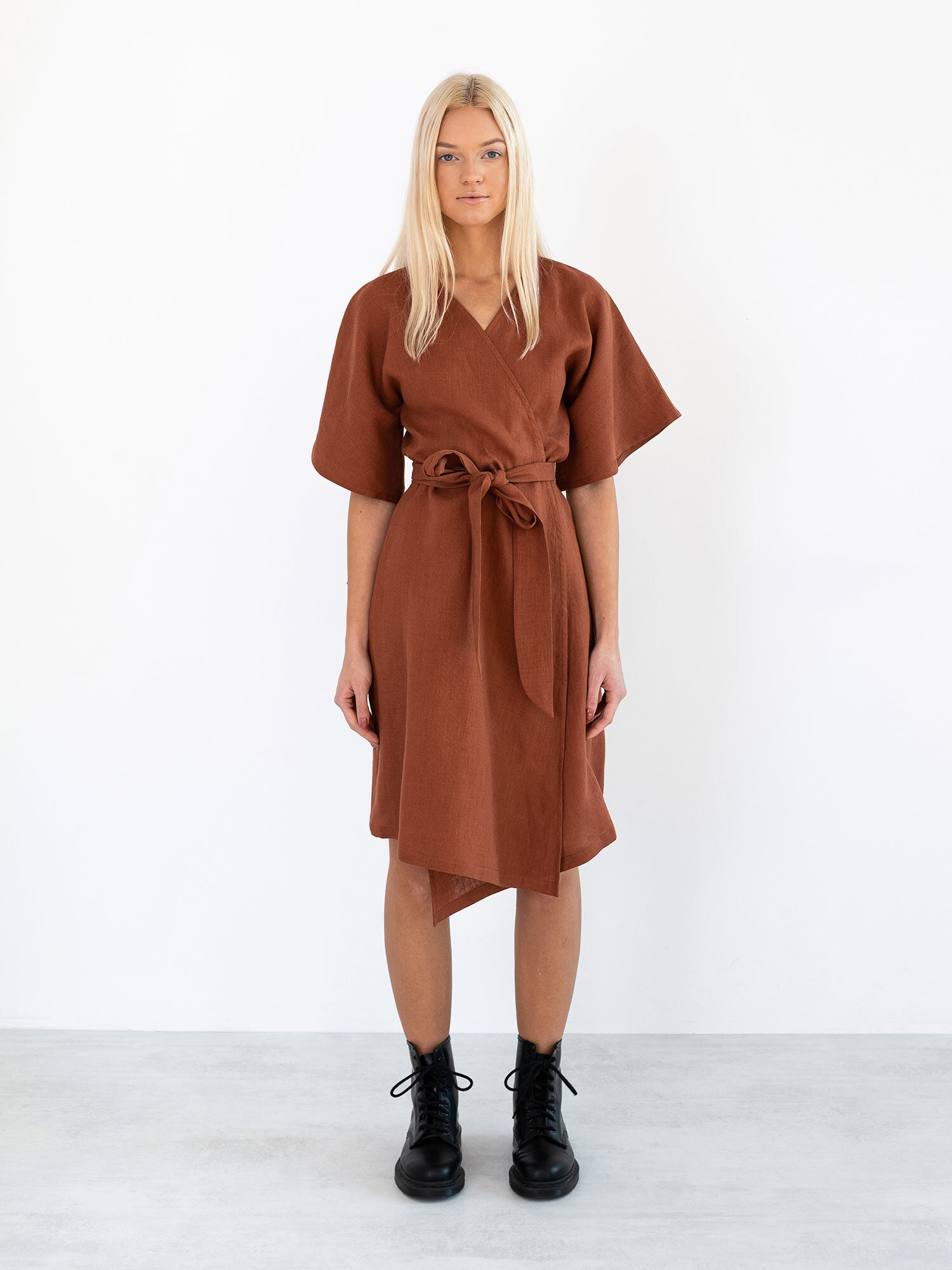 Bild 2 von MARY Leinen Wickelkleid in von Love and Confuse