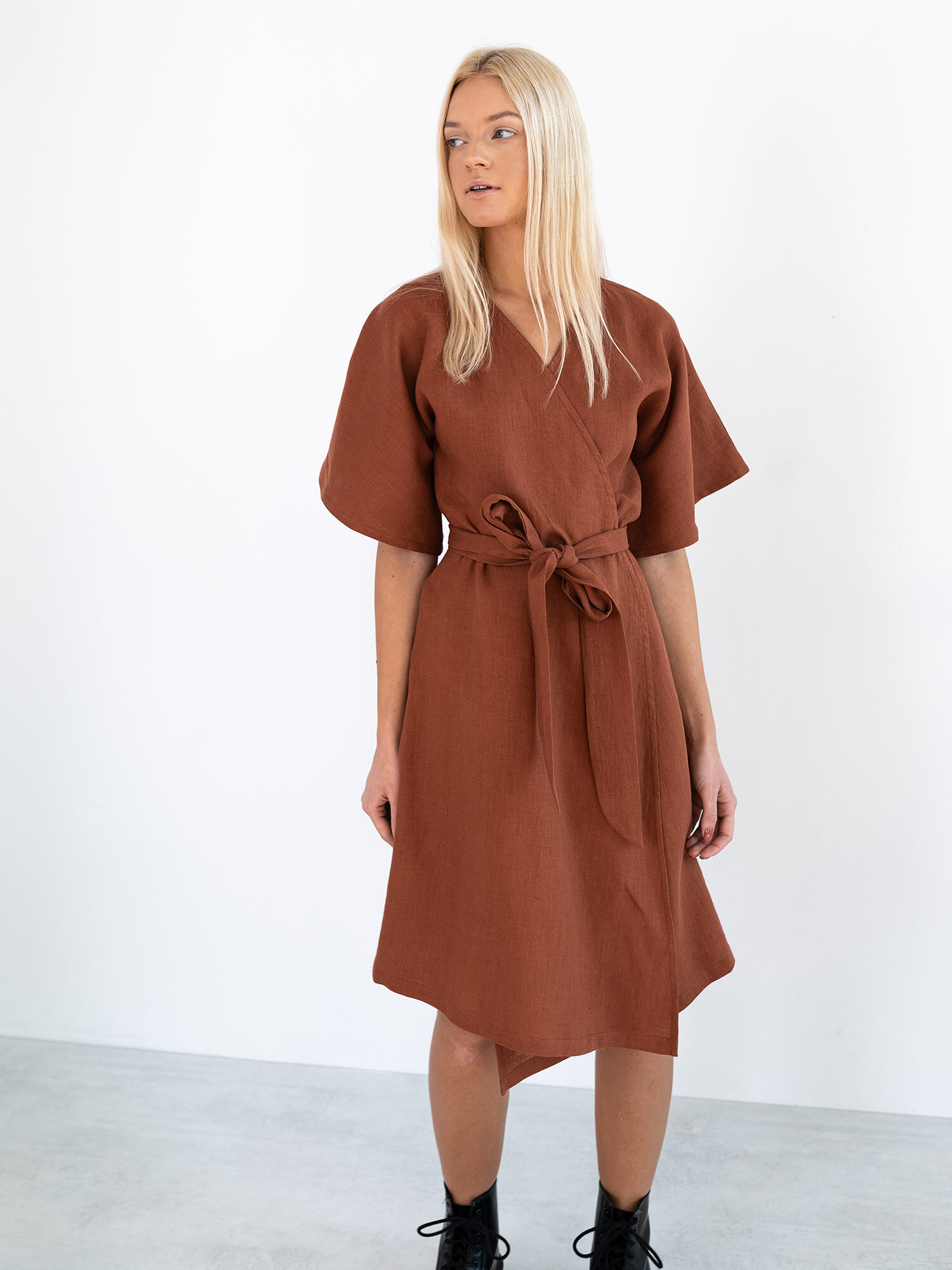 Bild 3 von MARY Leinen Wickelkleid in von Love and Confuse