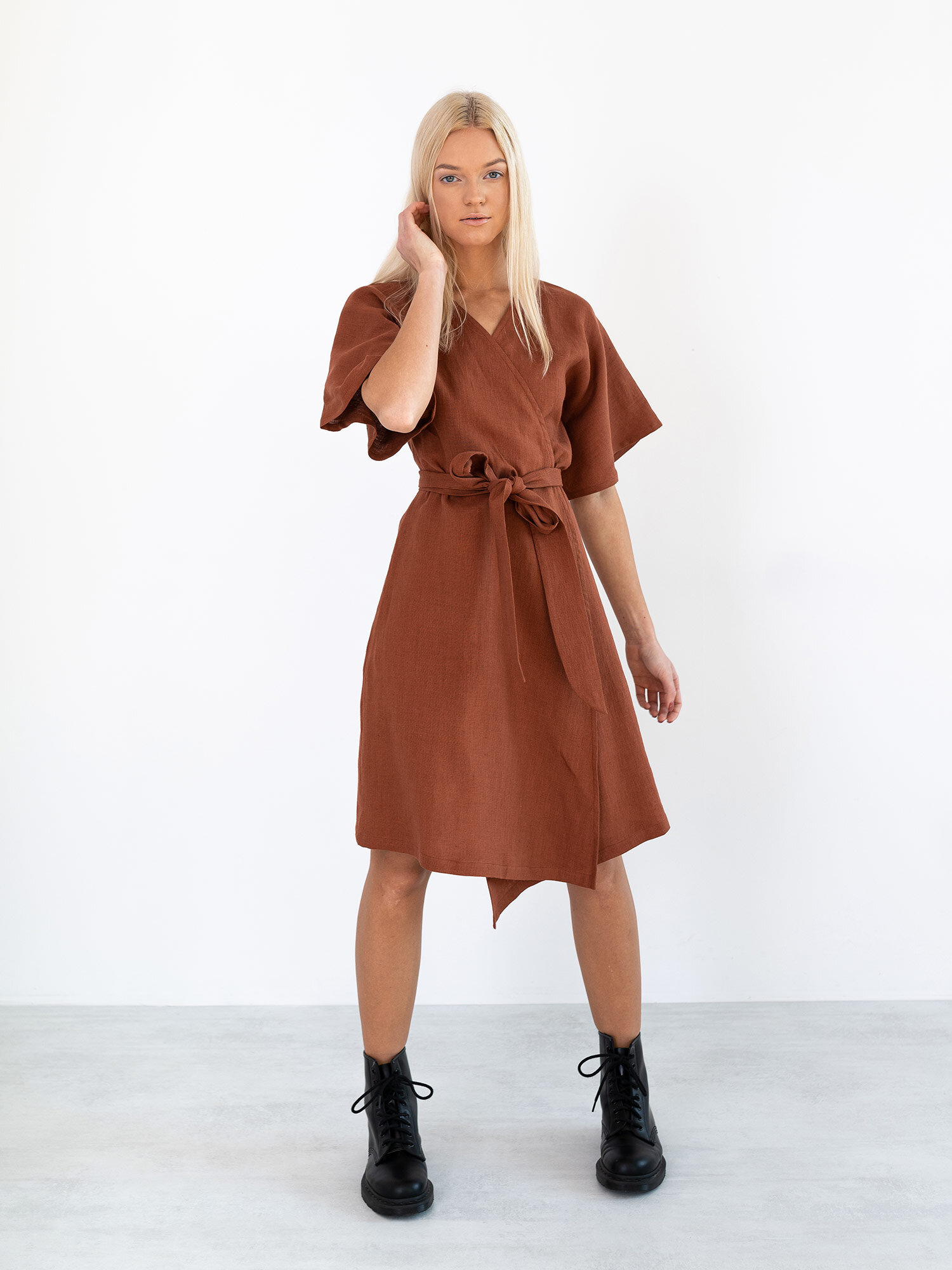 Bild 4 von MARY Leinen Wickelkleid in von Love and Confuse