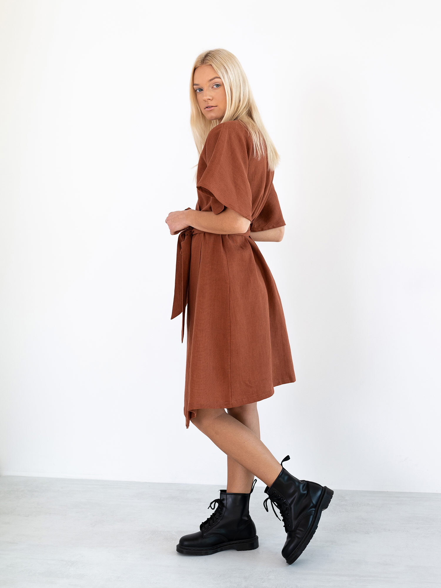 Bild 5 von MARY Leinen Wickelkleid in von Love and Confuse