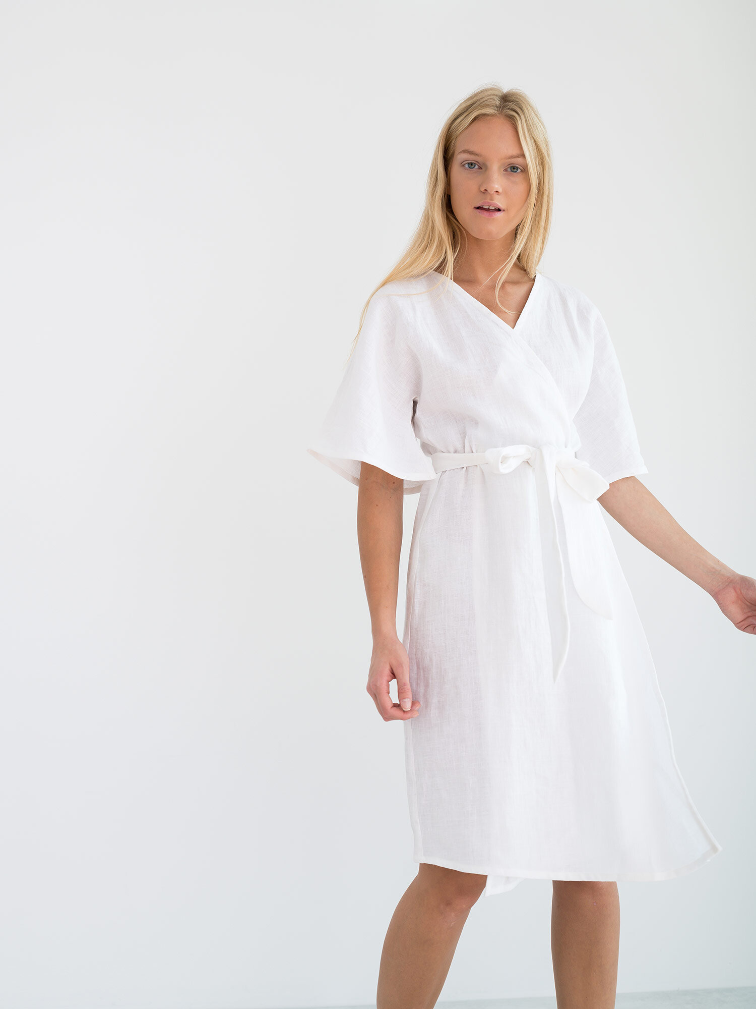 Bild 3 von MARY Leinen Wickelkleid in White, you can also choose other colors above von Love and Confuse