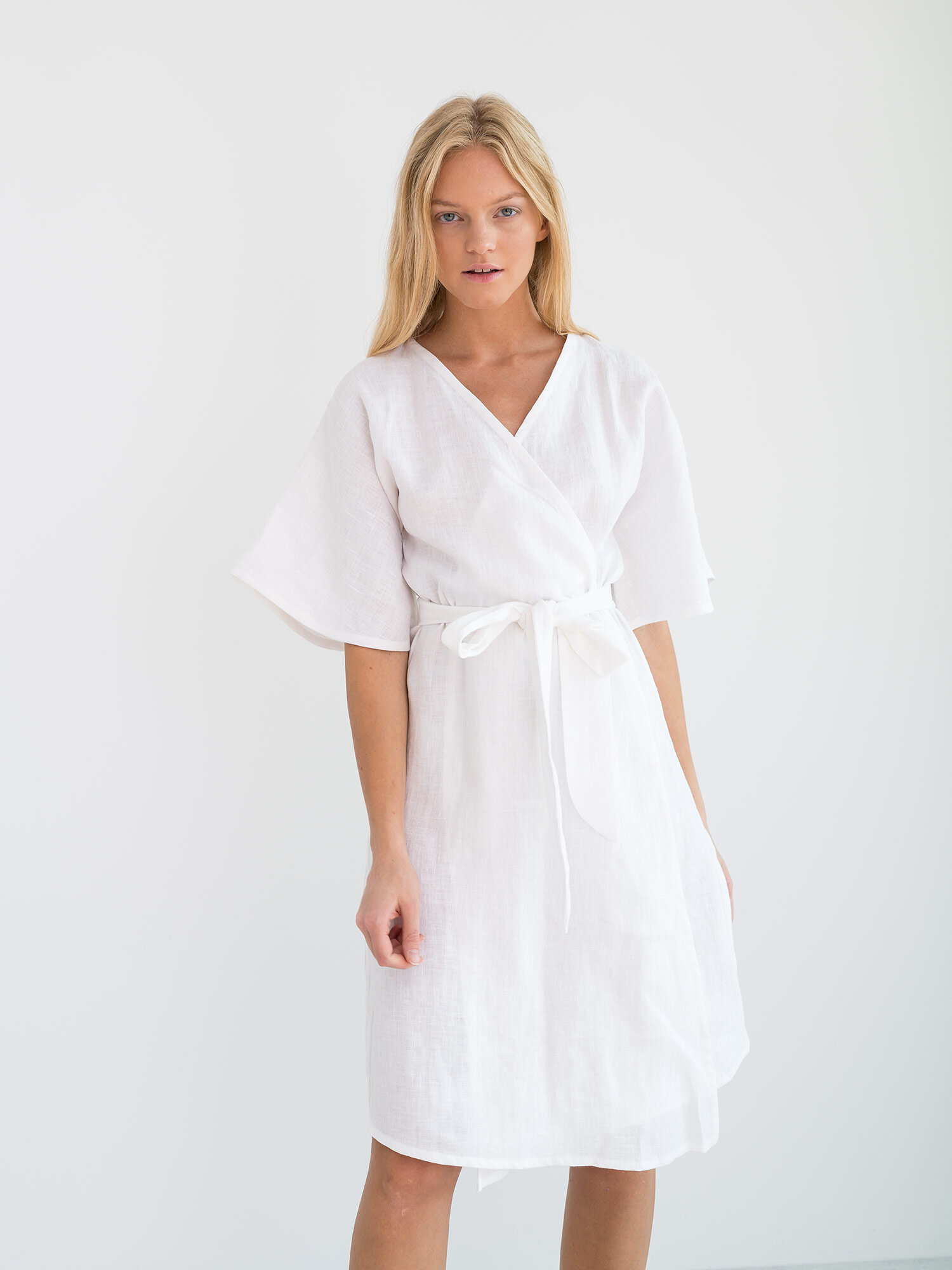 Bild 4 von MARY Leinen Wickelkleid in White, you can also choose other colors above von Love and Confuse