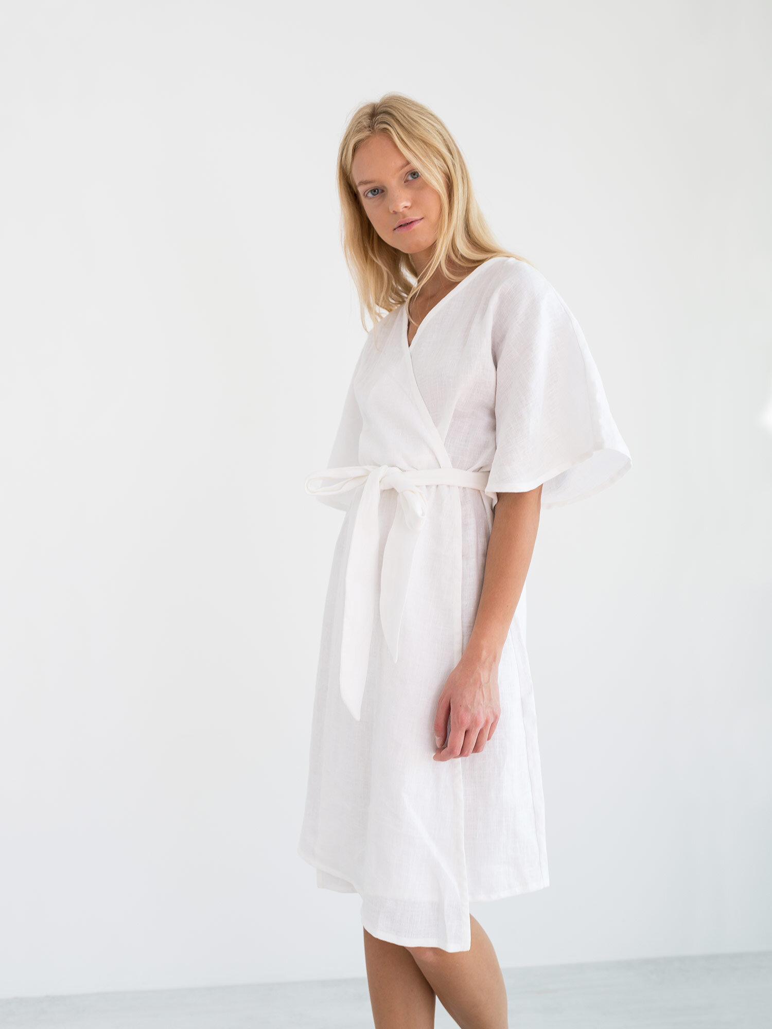 Bild 5 von MARY Leinen Wickelkleid in White, you can also choose other colors above von Love and Confuse