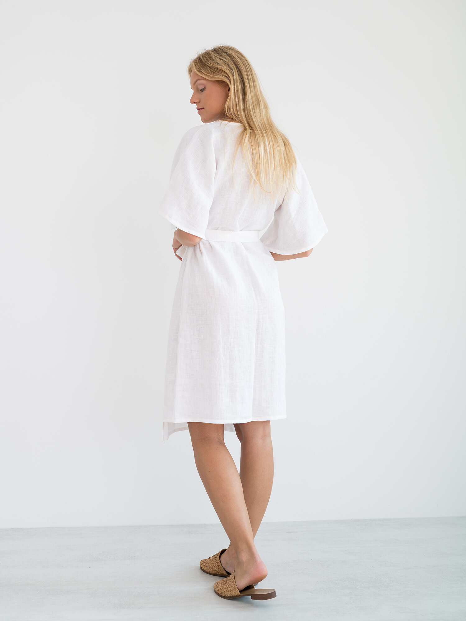 Bild 6 von MARY Leinen Wickelkleid in White, you can also choose other colors above von Love and Confuse