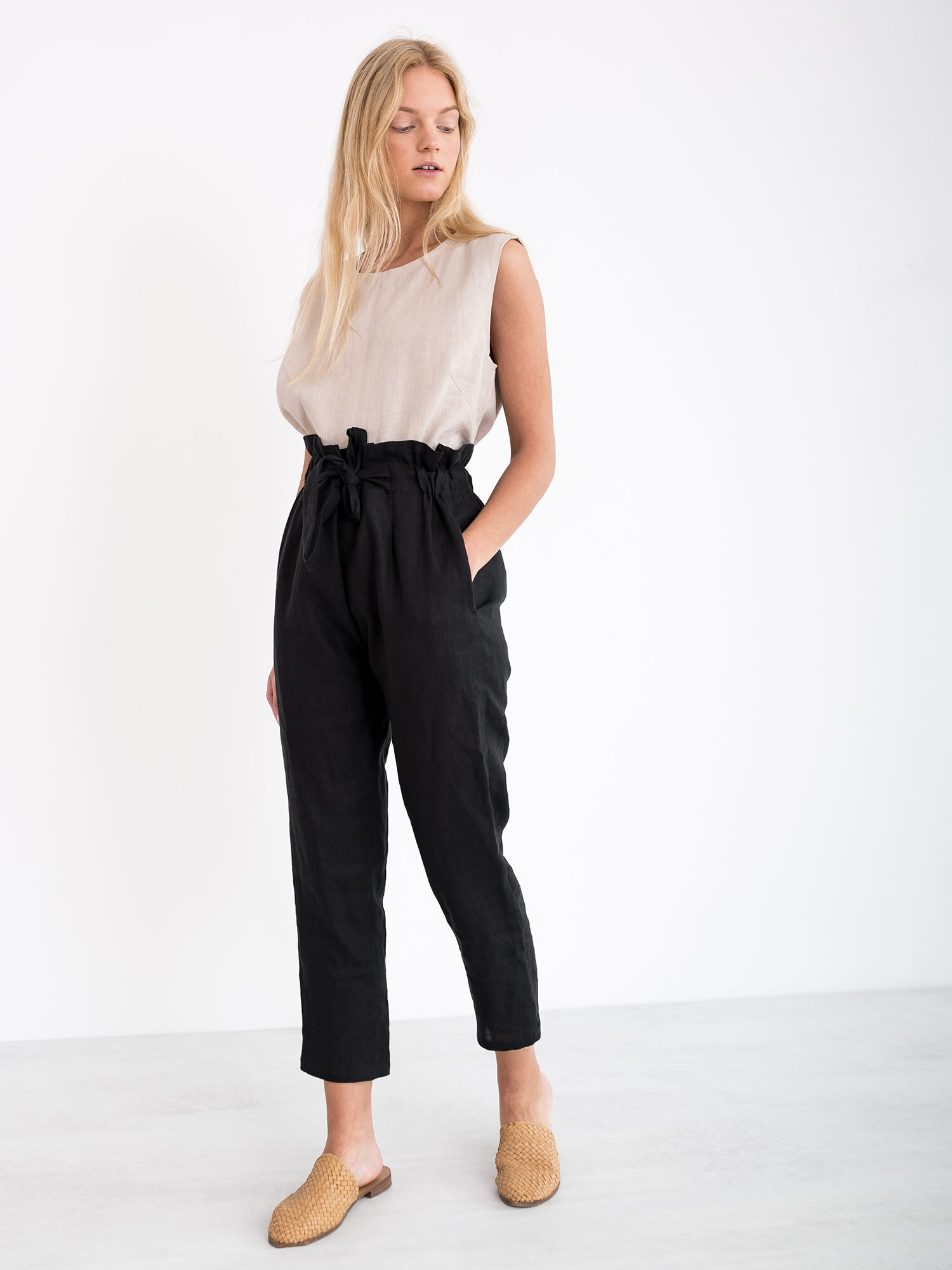 Bild 4 von NOAH - Hochgeschnittene Leinenhose mit Paperbag-Bund in Black, you can also choose other colors above von Love and Confuse