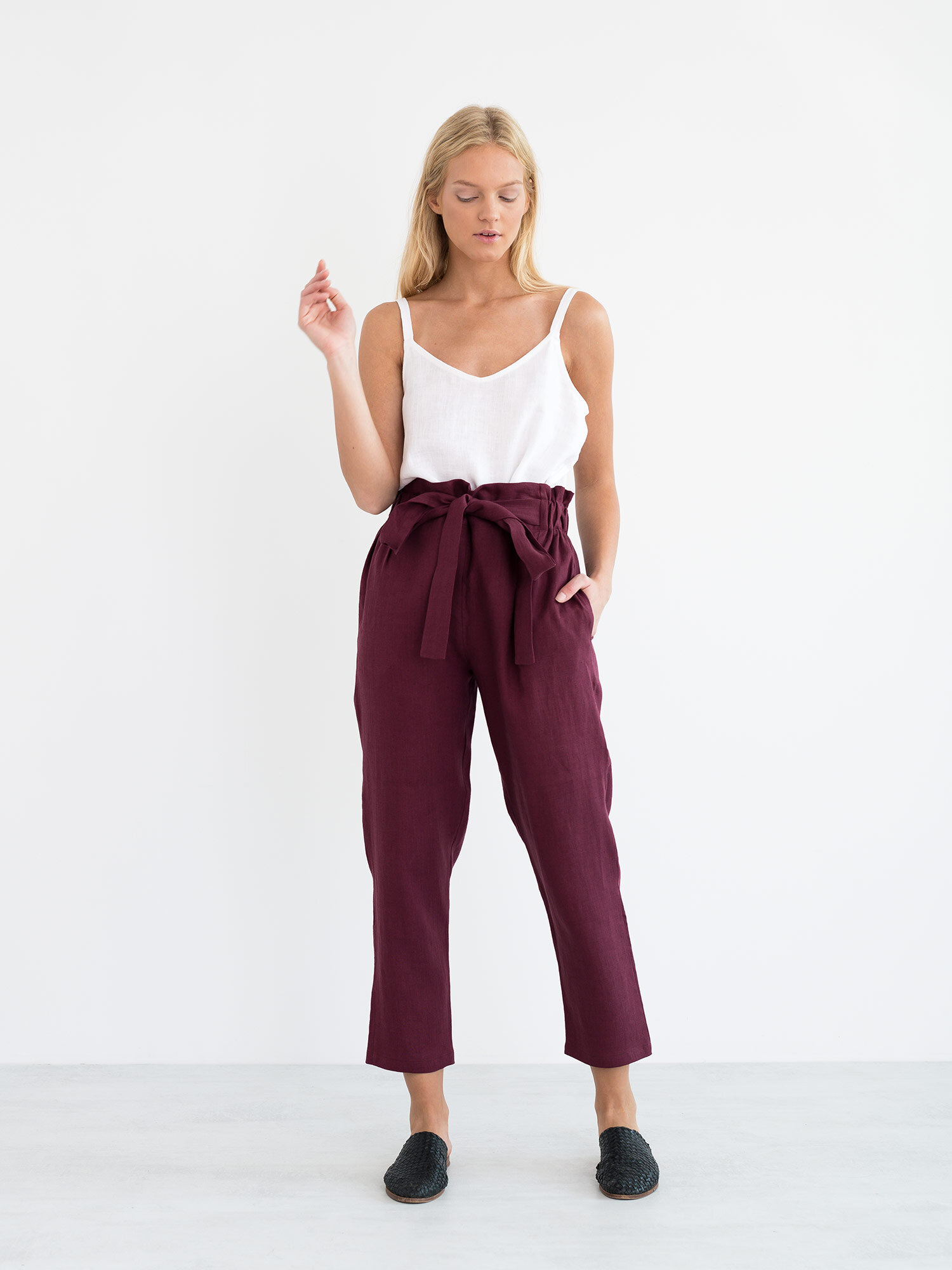 Bild 1 von NOAH - Hochgeschnittene Leinenhose mit Paperbag-Bund in Eggplant, you can also choose other colors above von Love and Confuse