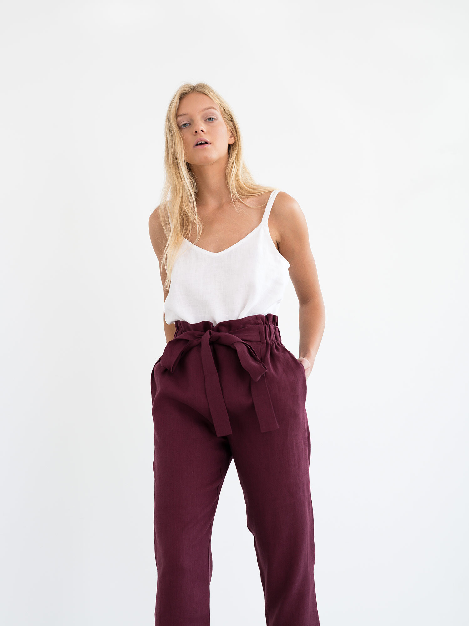 Bild 2 von NOAH - Hochgeschnittene Leinenhose mit Paperbag-Bund in Eggplant, you can also choose other colors above von Love and Confuse