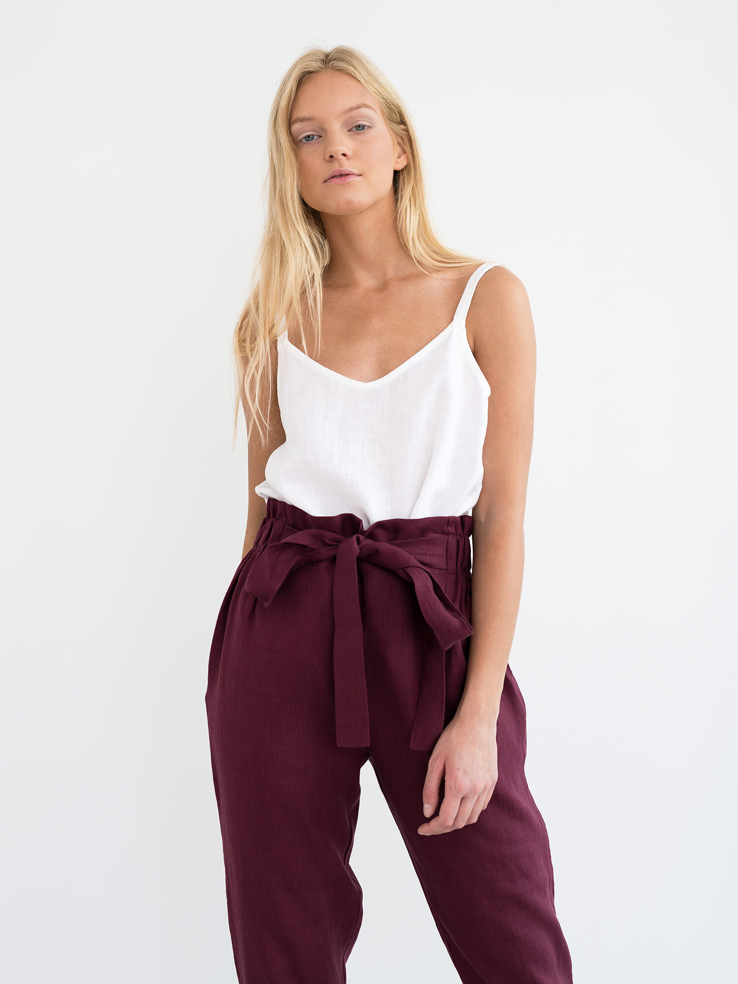 Bild 3 von NOAH - Hochgeschnittene Leinenhose mit Paperbag-Bund in Eggplant, you can also choose other colors above von Love and Confuse