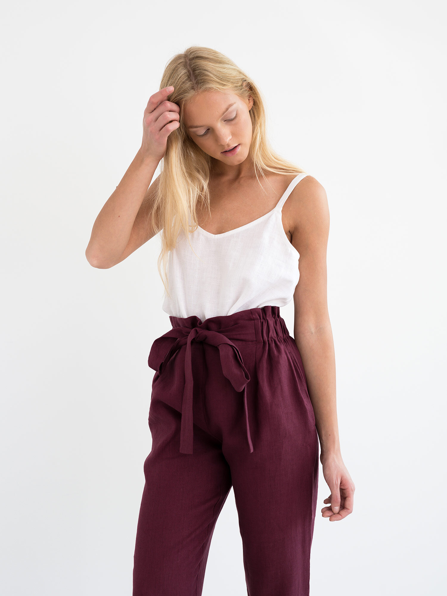 Bild 5 von NOAH - Hochgeschnittene Leinenhose mit Paperbag-Bund in Eggplant, you can also choose other colors above von Love and Confuse