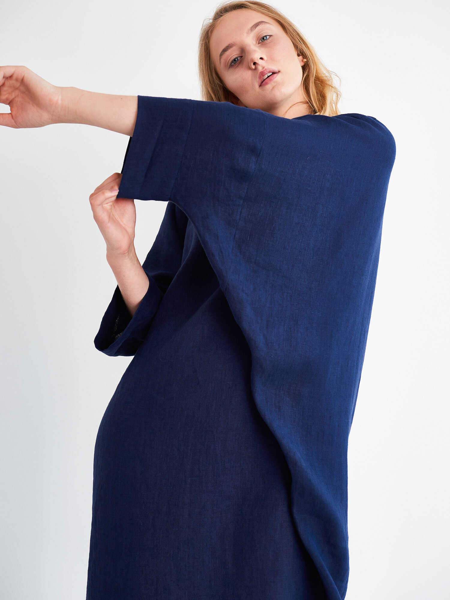 Bild 3 von SELENE Leinenkleid in Cocoon-Form in von Love and Confuse