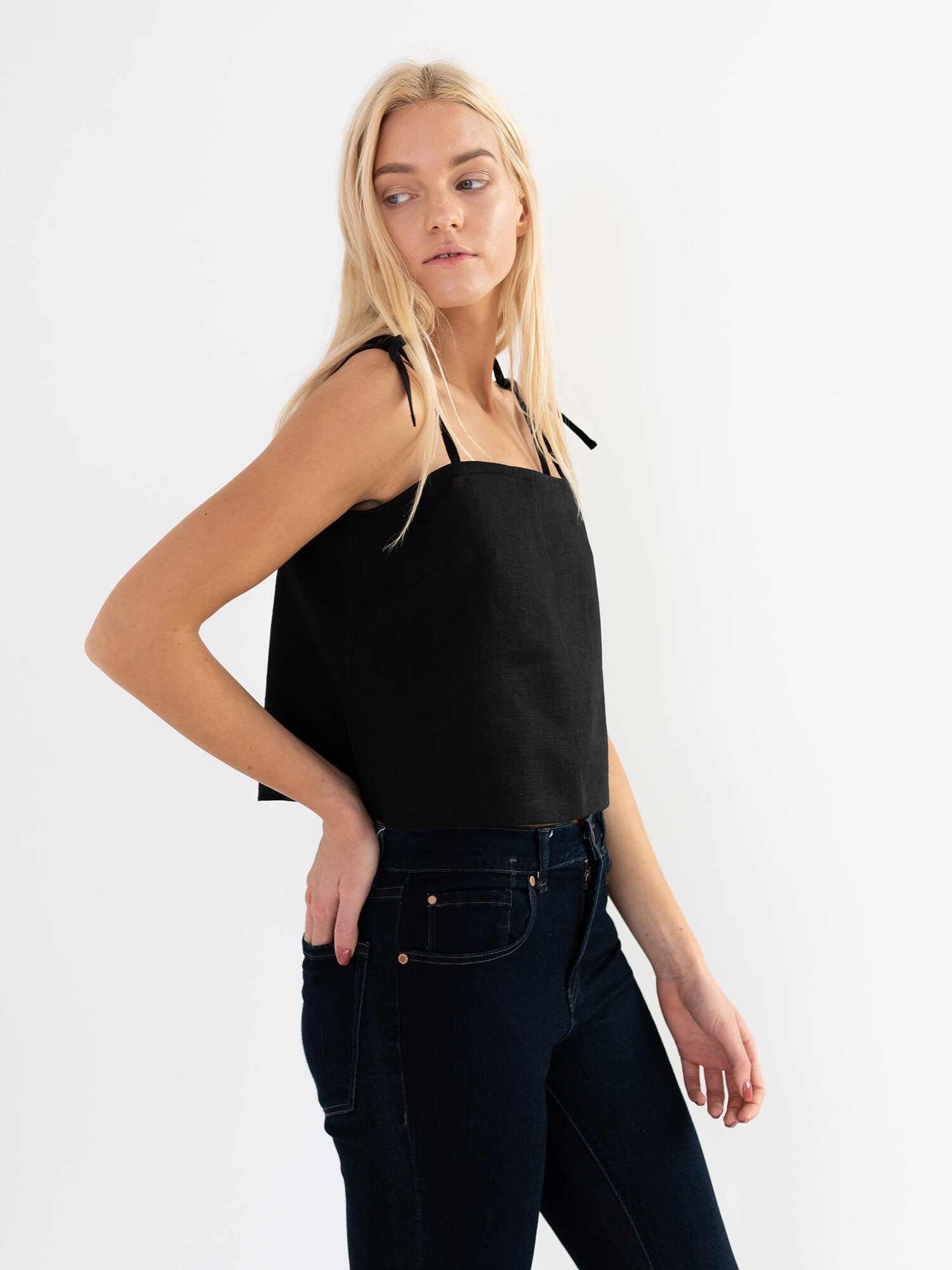 Bild 1 von SOPHIE Leinentop mit Trägern in Black, you can also choose other colors above von Love and Confuse