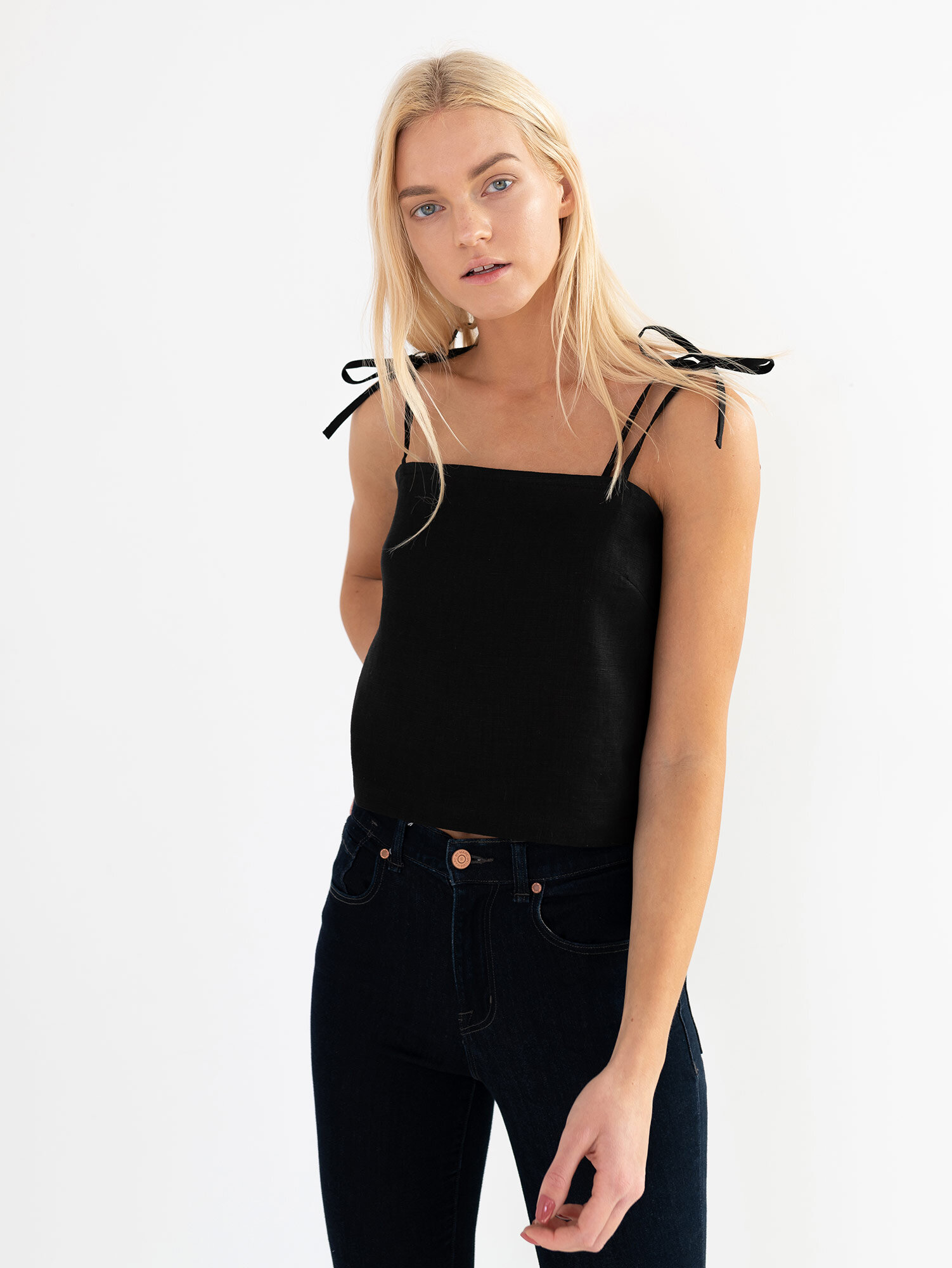 Bild 2 von SOPHIE Leinentop mit Trägern in Black, you can also choose other colors above von Love and Confuse