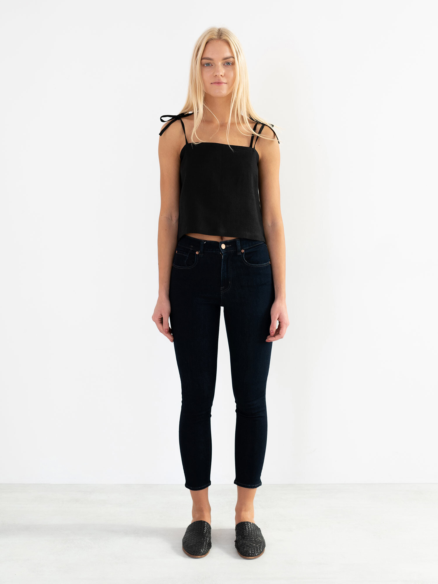 Bild 3 von SOPHIE Leinentop mit Trägern in Black, you can also choose other colors above von Love and Confuse