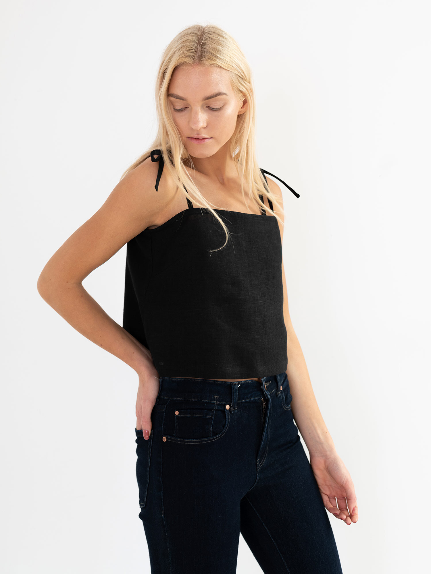 Bild 4 von SOPHIE Leinentop mit Trägern in Black, you can also choose other colors above von Love and Confuse