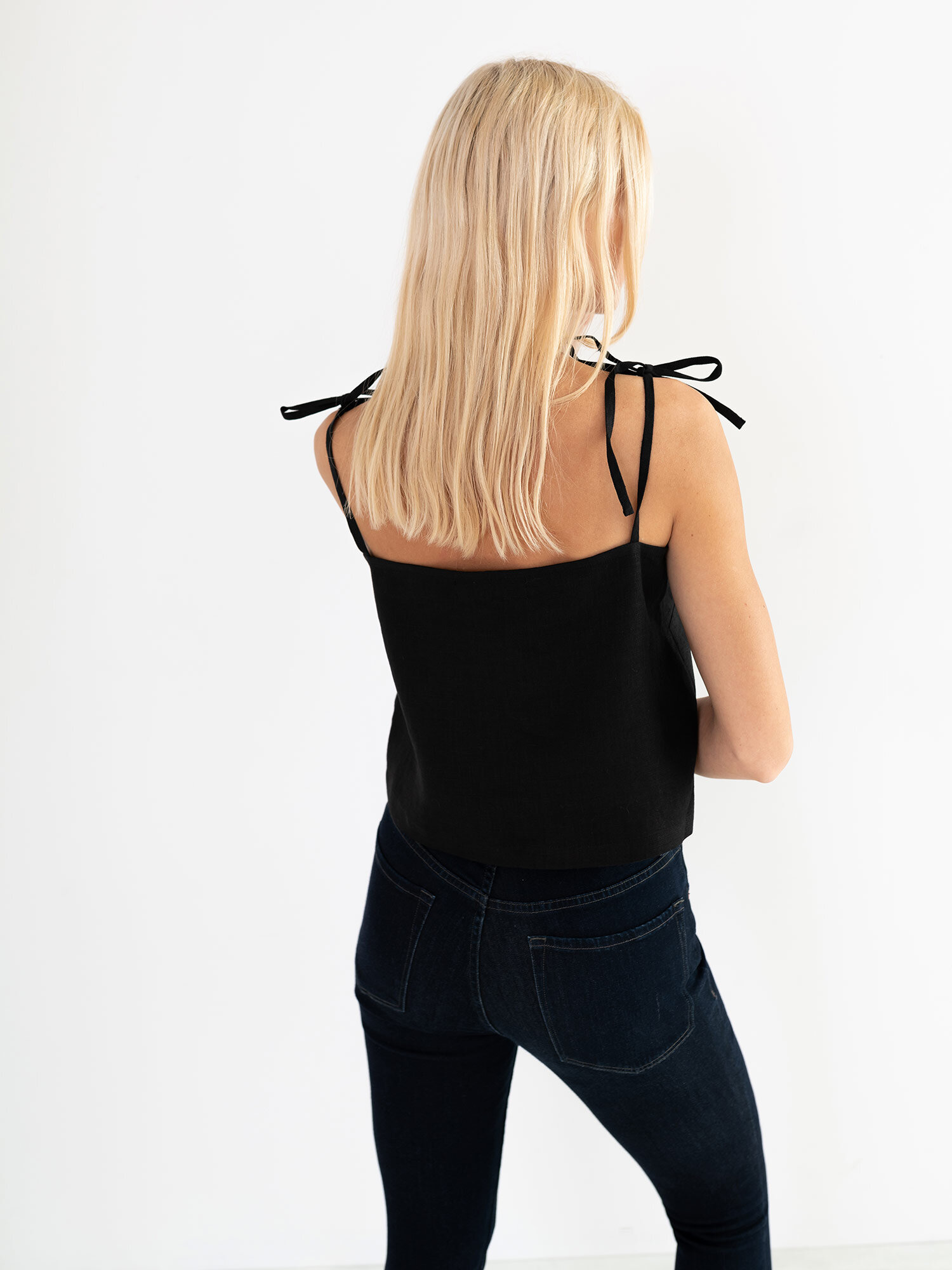 Bild 5 von SOPHIE Leinentop mit Trägern in Black, you can also choose other colors above von Love and Confuse