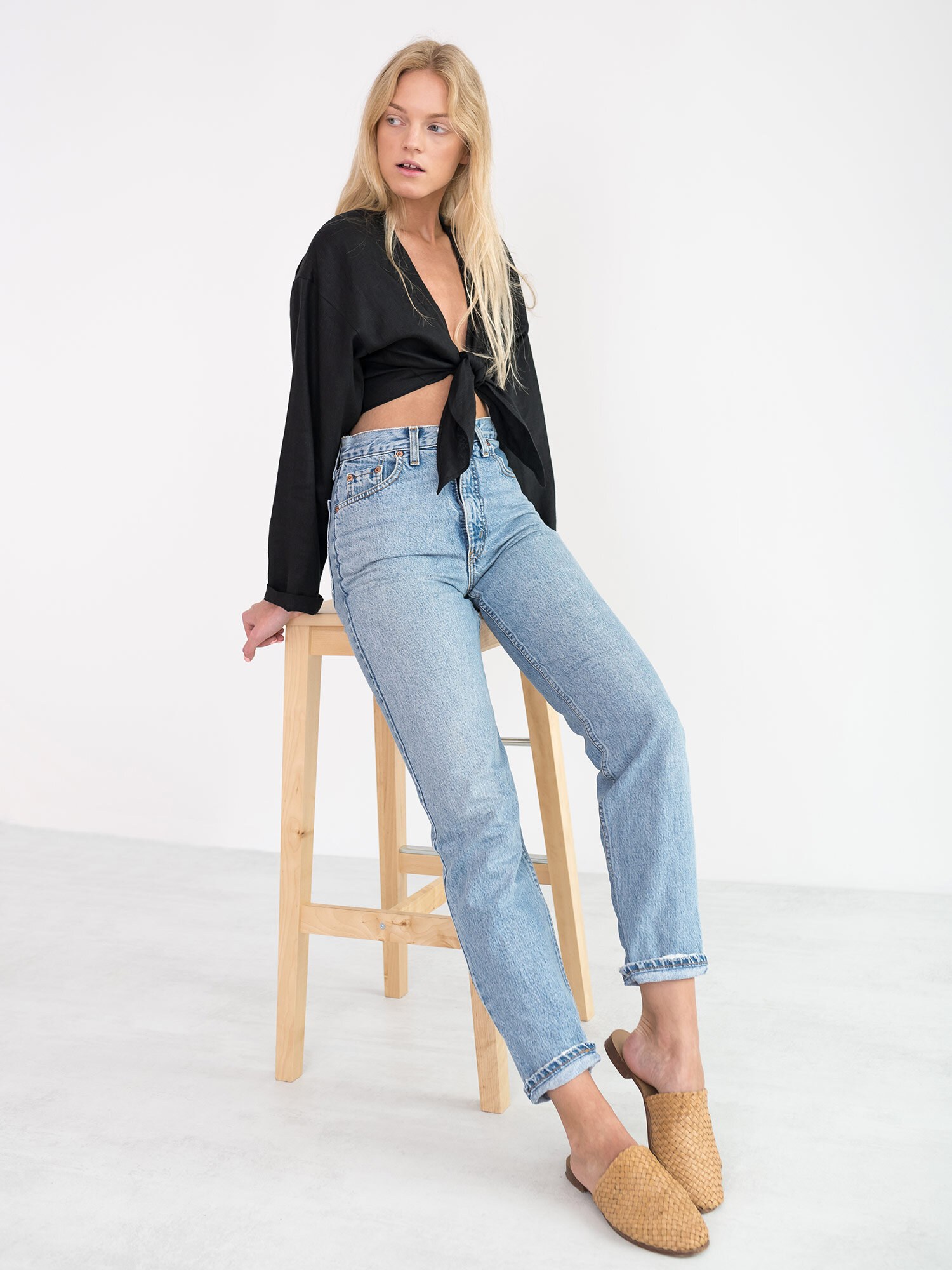 Bild 2 von THEA Leinen-Crop-Top mit Bindeband in Black, you can also choose other colors above von Love and Confuse