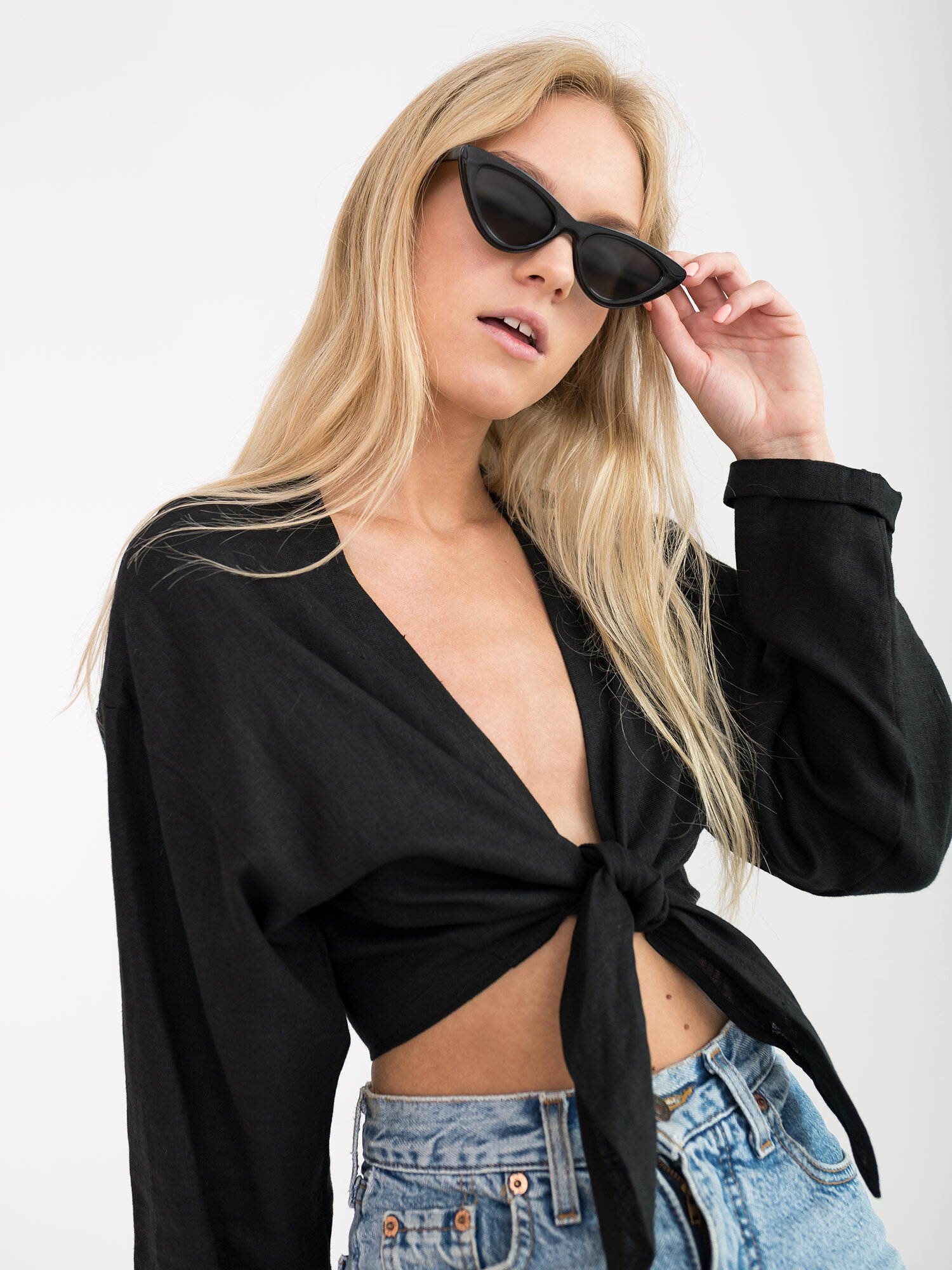 Bild 4 von THEA Leinen-Crop-Top mit Bindeband in Black, you can also choose other colors above von Love and Confuse