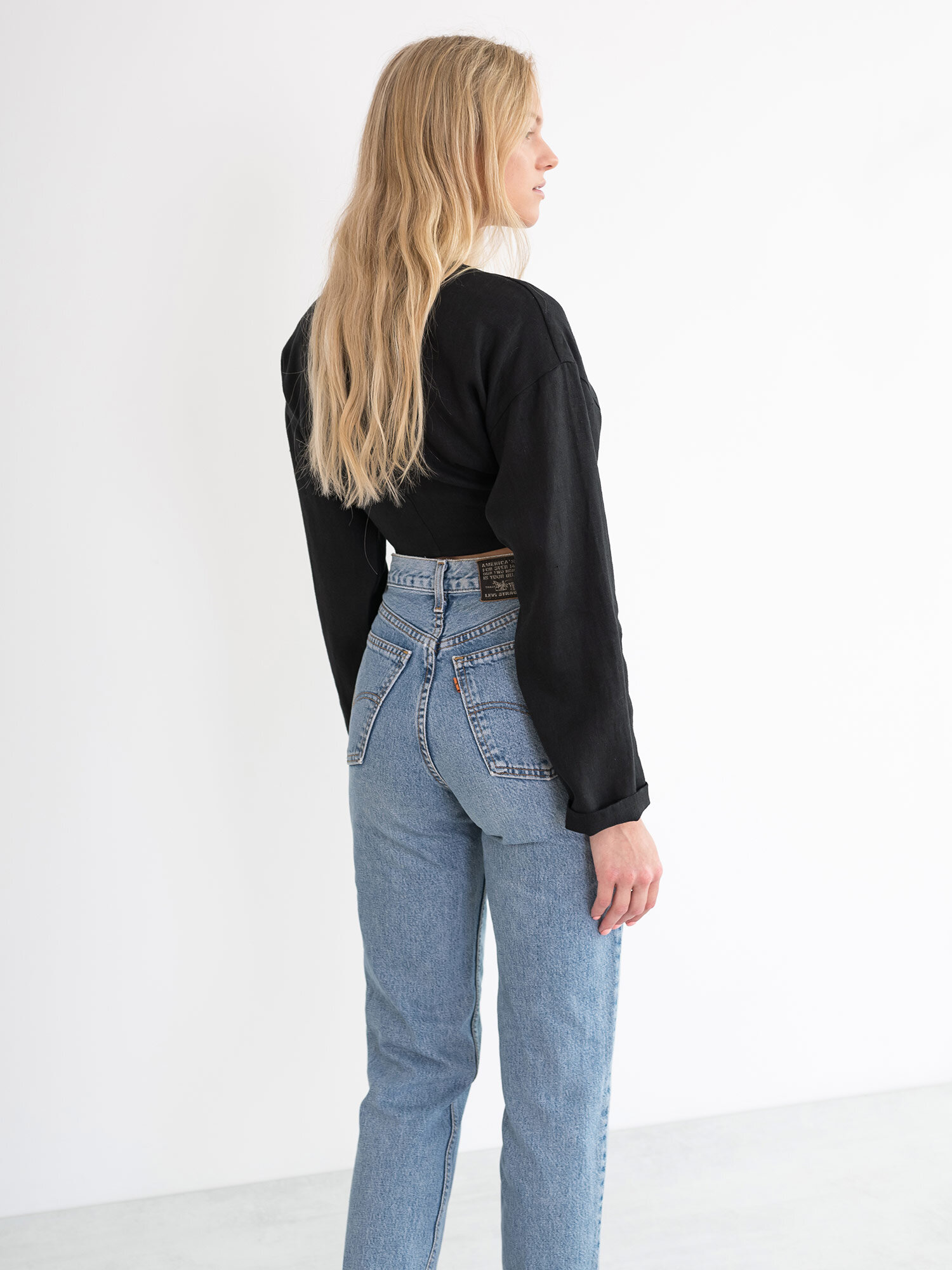 Bild 6 von THEA Leinen-Crop-Top mit Bindeband in Black, you can also choose other colors above von Love and Confuse
