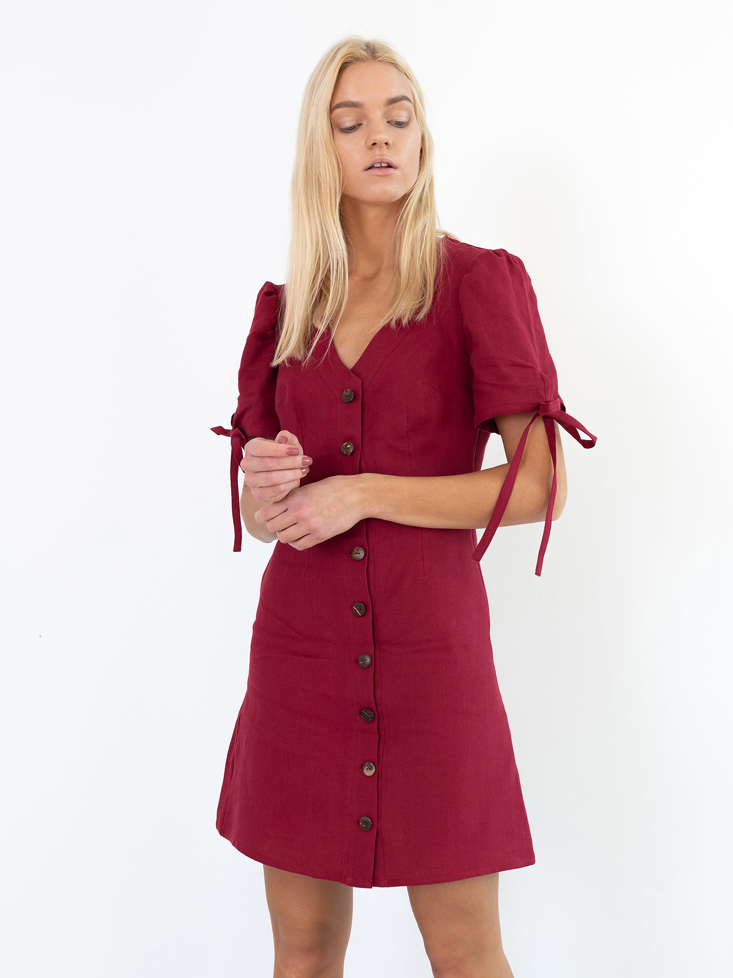 Bild 3 von VENUS Leinen-Hemdblusenkleid in Cherry red, you can also choose other colors above von Love and Confuse
