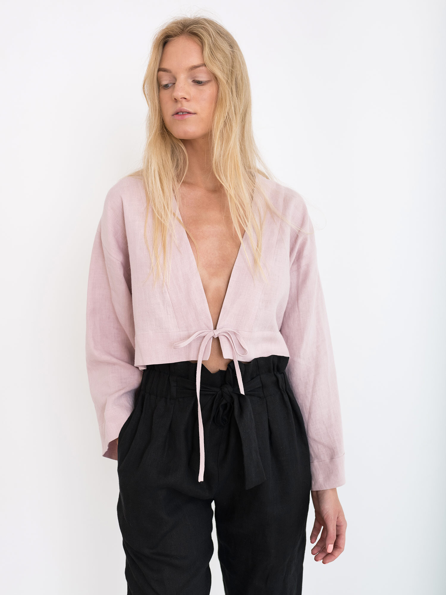 Bild 1 von VICTORIA Leinentop mit Bindeverschluss in Apple blossom, you can also choose other colors above von Love and Confuse
