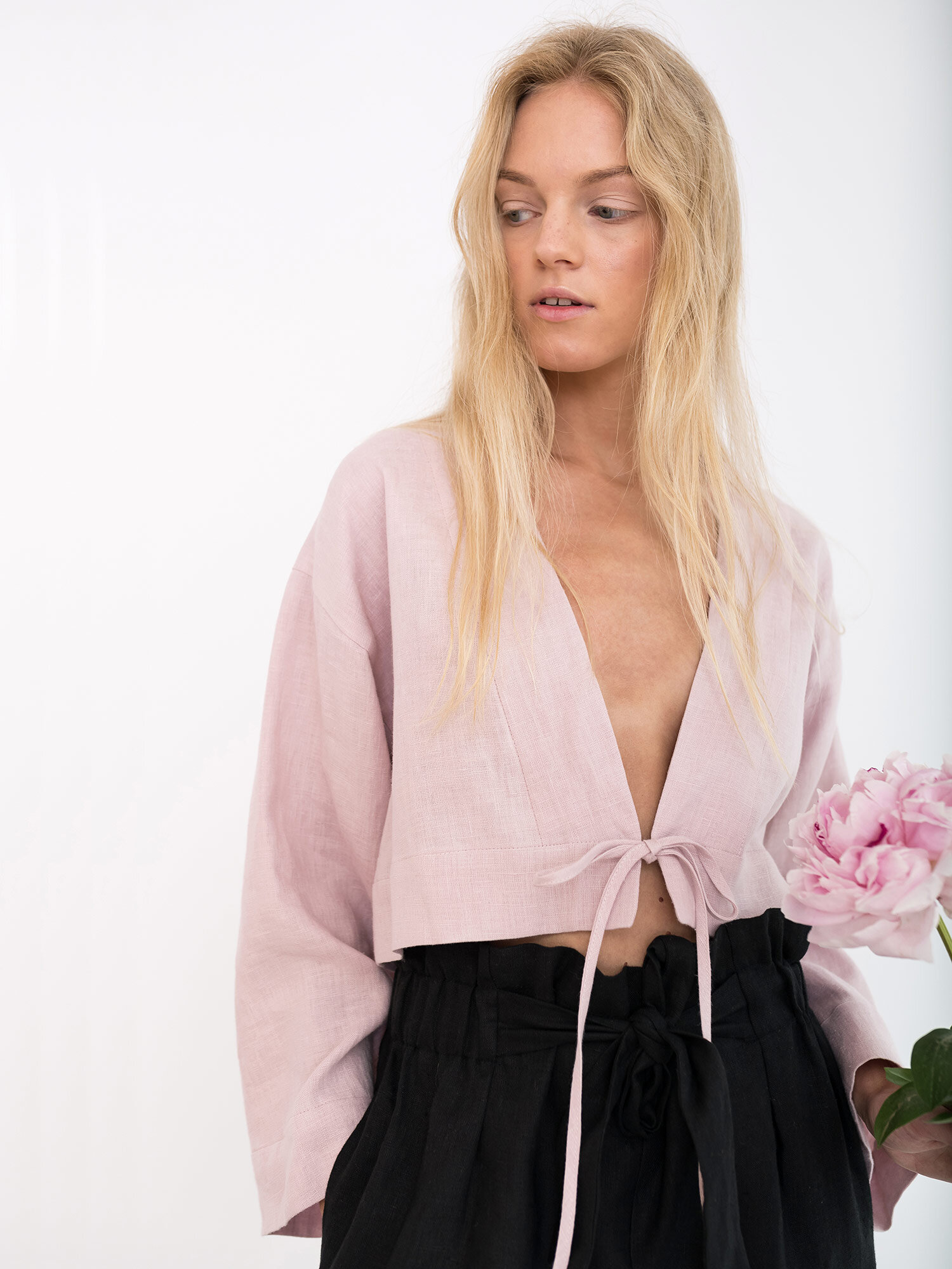 Bild 3 von VICTORIA Leinentop mit Bindeverschluss in Apple blossom, you can also choose other colors above von Love and Confuse