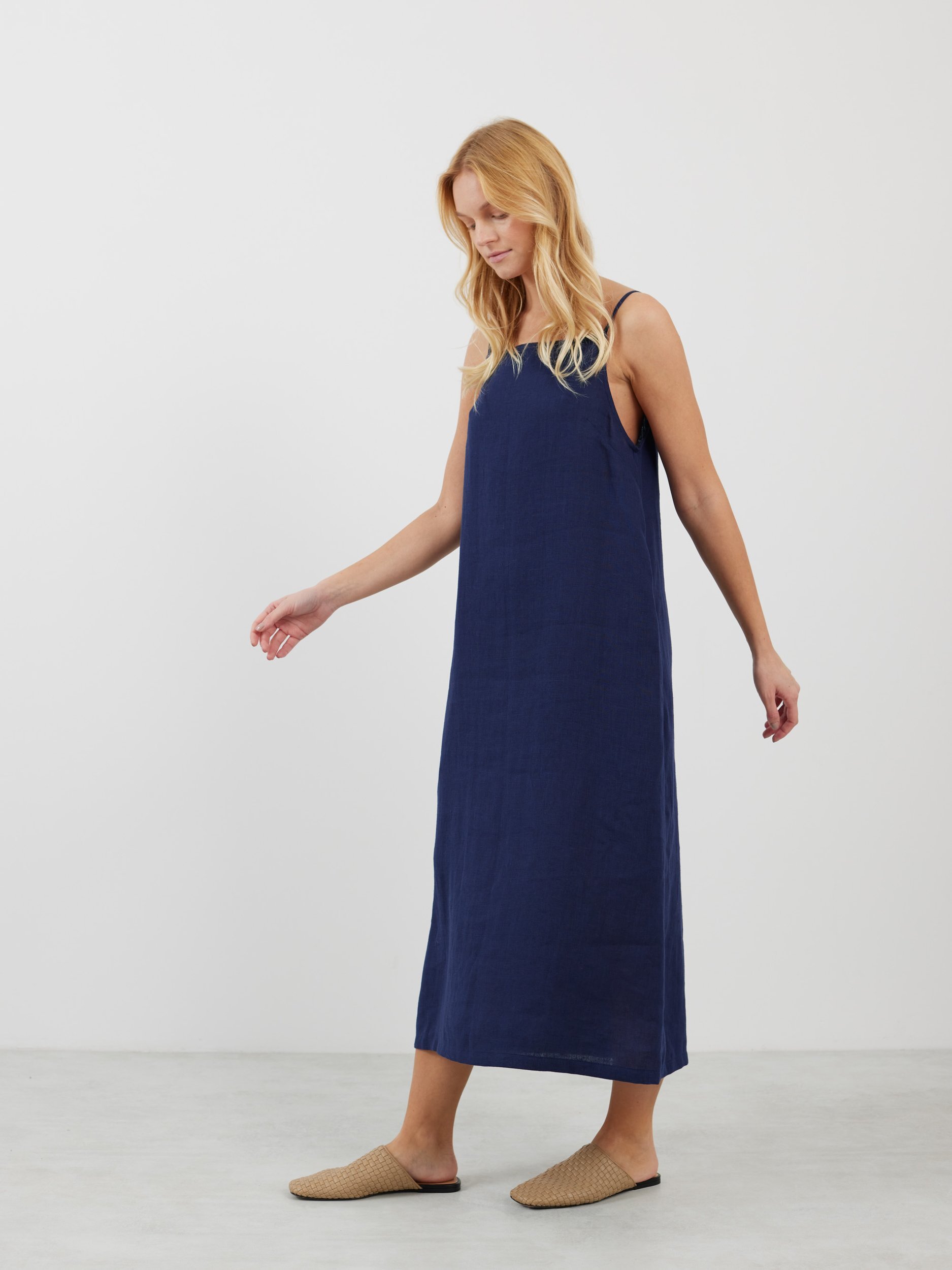 Bild 4 von ADALINE Leinen Trägerkleid mit eckigem Ausschnitt in Marineblau von Love and Confuse