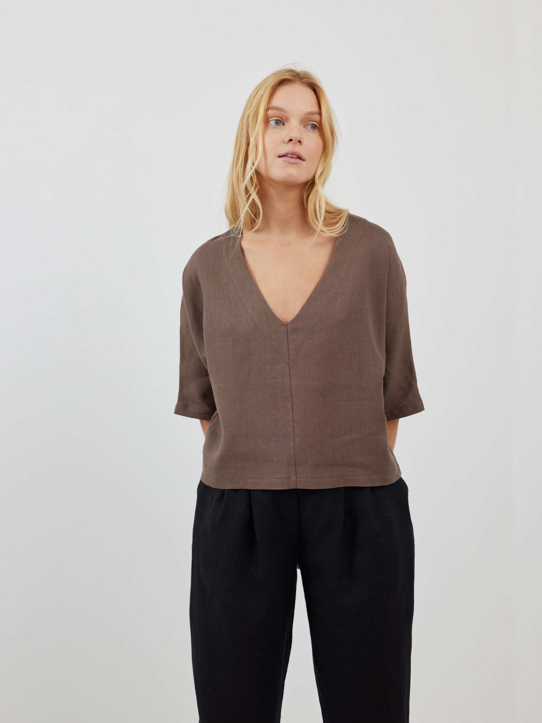 Bild 1 von BRIANNA Leinenbluse mit V-Ausschnitt in Kakao von Love and Confuse