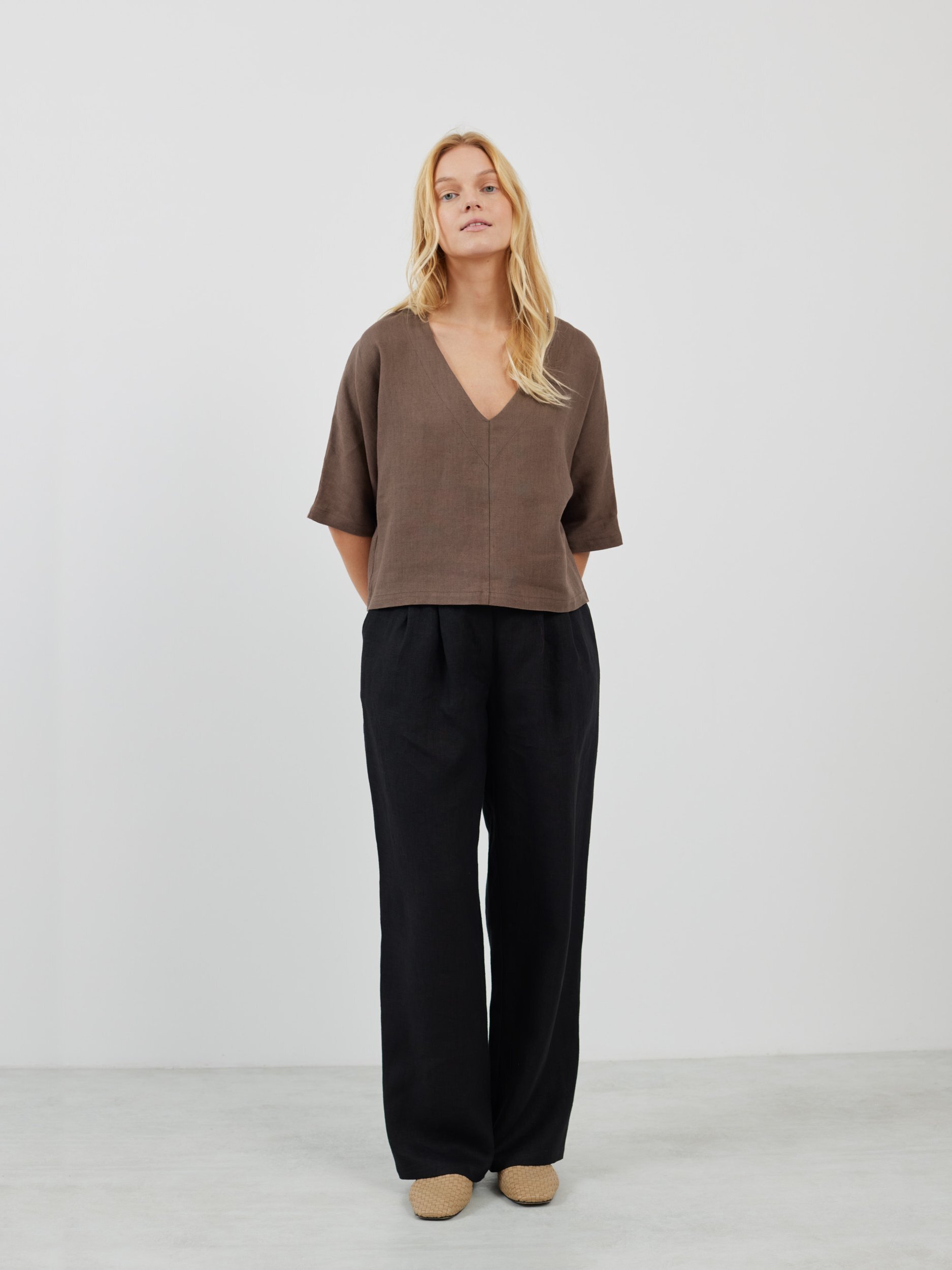 Bild 2 von BRIANNA Leinenbluse mit V-Ausschnitt in Kakao von Love and Confuse