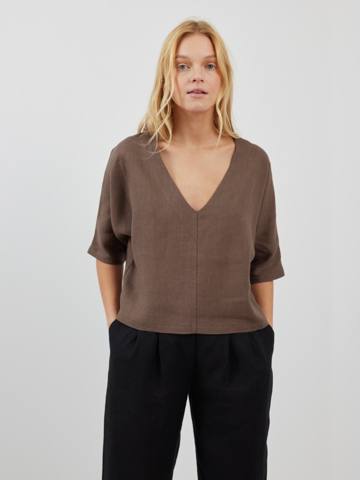 Bild 3 von BRIANNA Leinenbluse mit V-Ausschnitt in Kakao von Love and Confuse