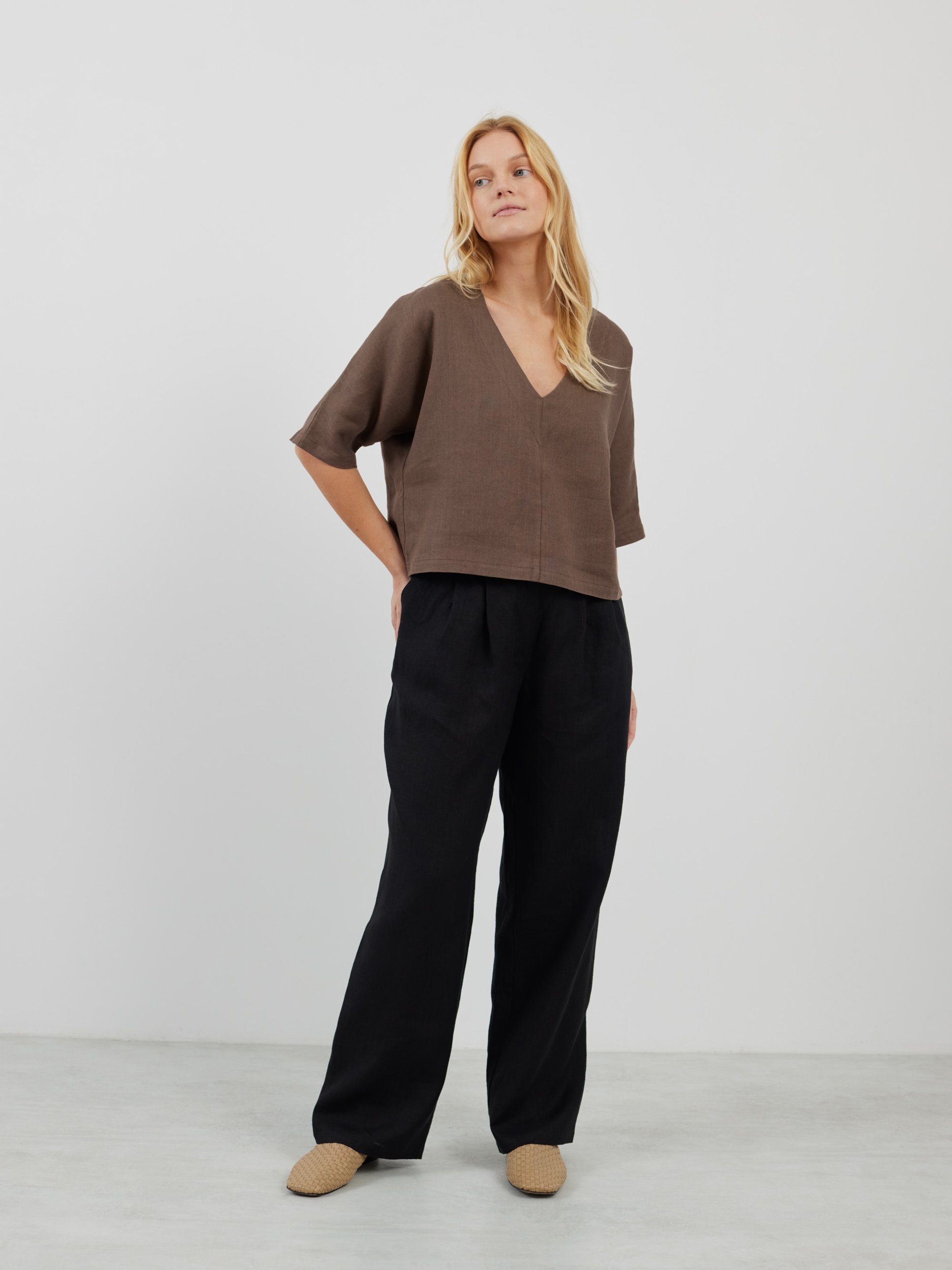 Bild 4 von BRIANNA Leinenbluse mit V-Ausschnitt in Kakao von Love and Confuse