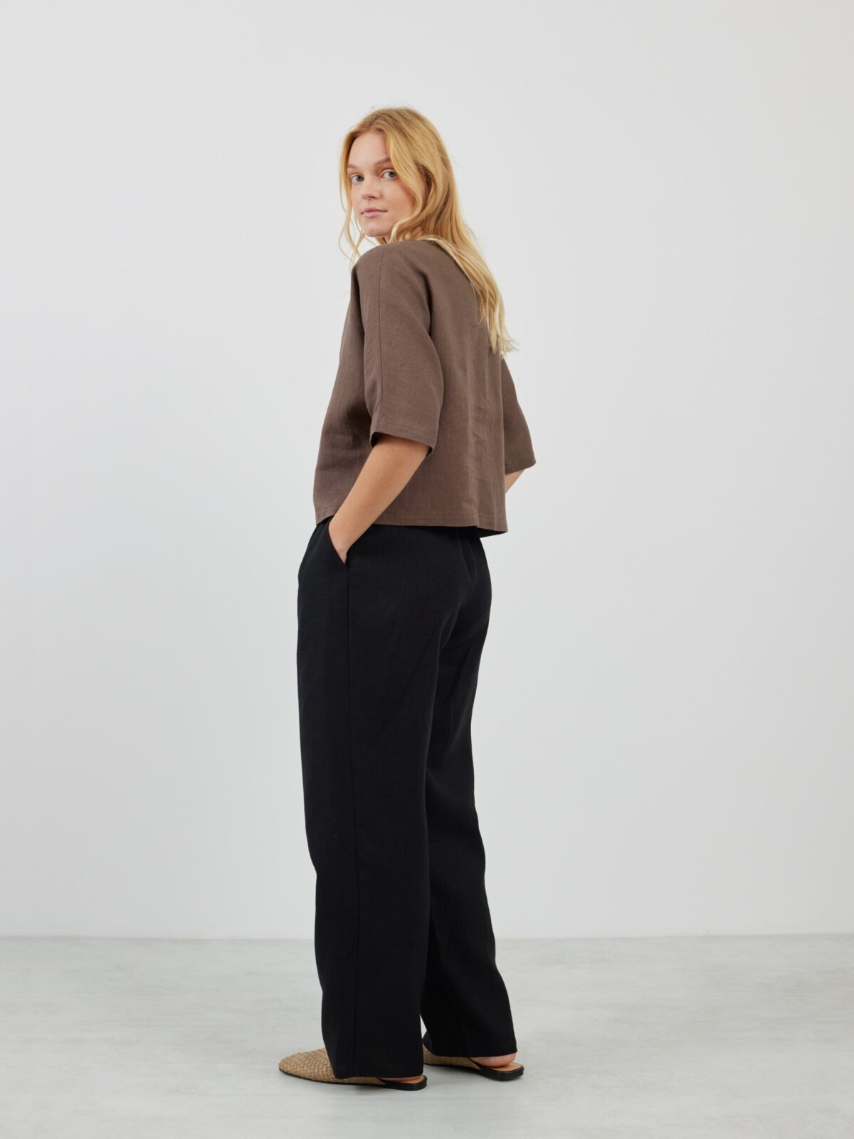 Bild 5 von BRIANNA Leinenbluse mit V-Ausschnitt in Kakao von Love and Confuse