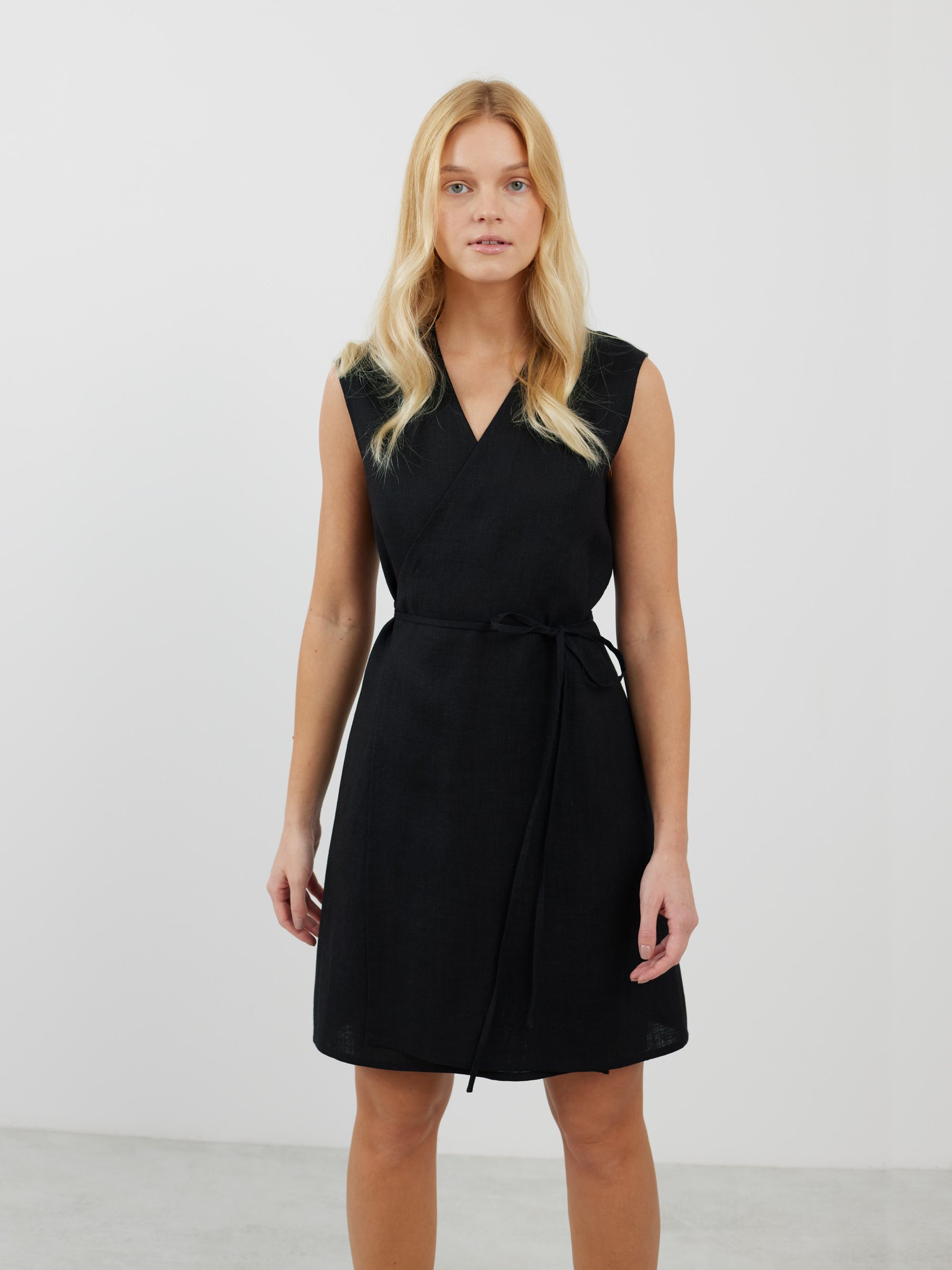 Bild 3 von BROOKE Trägerloses Leinenwickelkleid in Schwarz von Love and Confuse