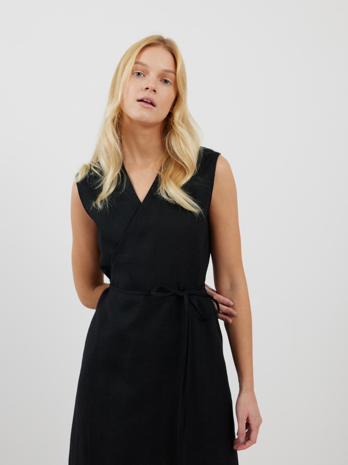 Bild 5 von BROOKE Trägerloses Leinenwickelkleid in Schwarz von Love and Confuse