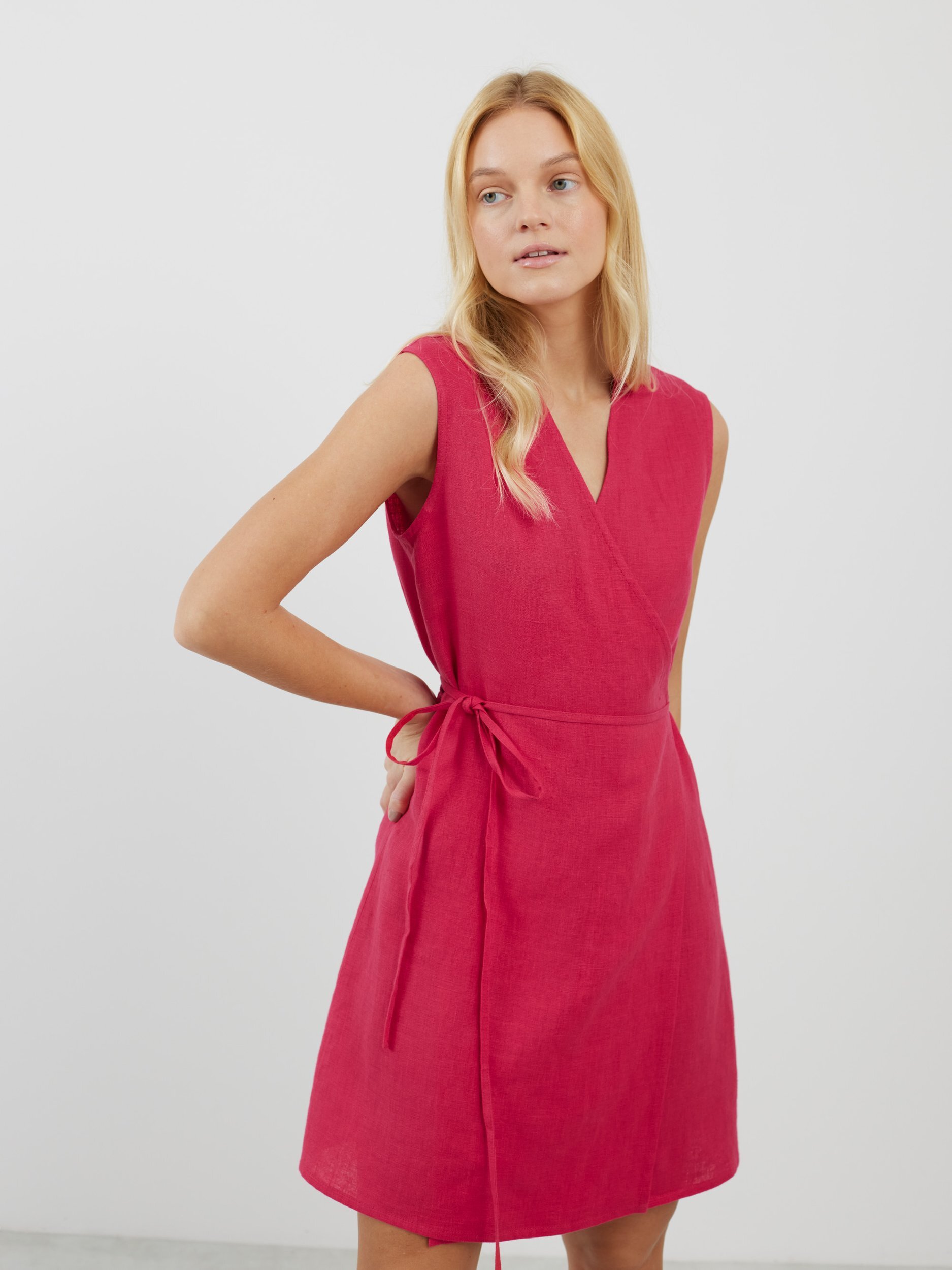 Bild 3 von BROOKE Trägerloses Leinenwickelkleid in Leuchtendes Himbeerrot von Love and Confuse