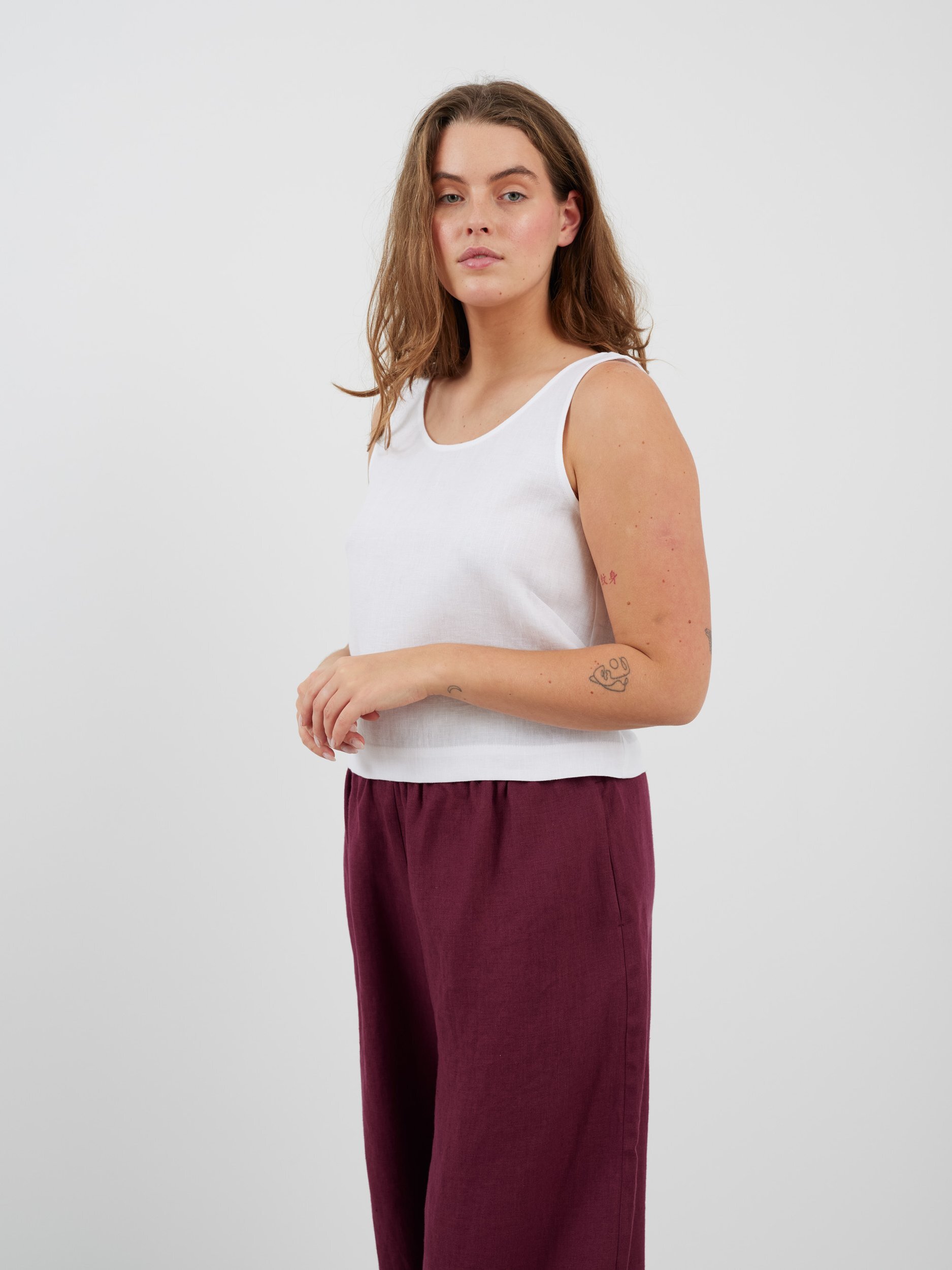 Bild 2 von CALI Leinen Tanktop in Weiß von Love and Confuse