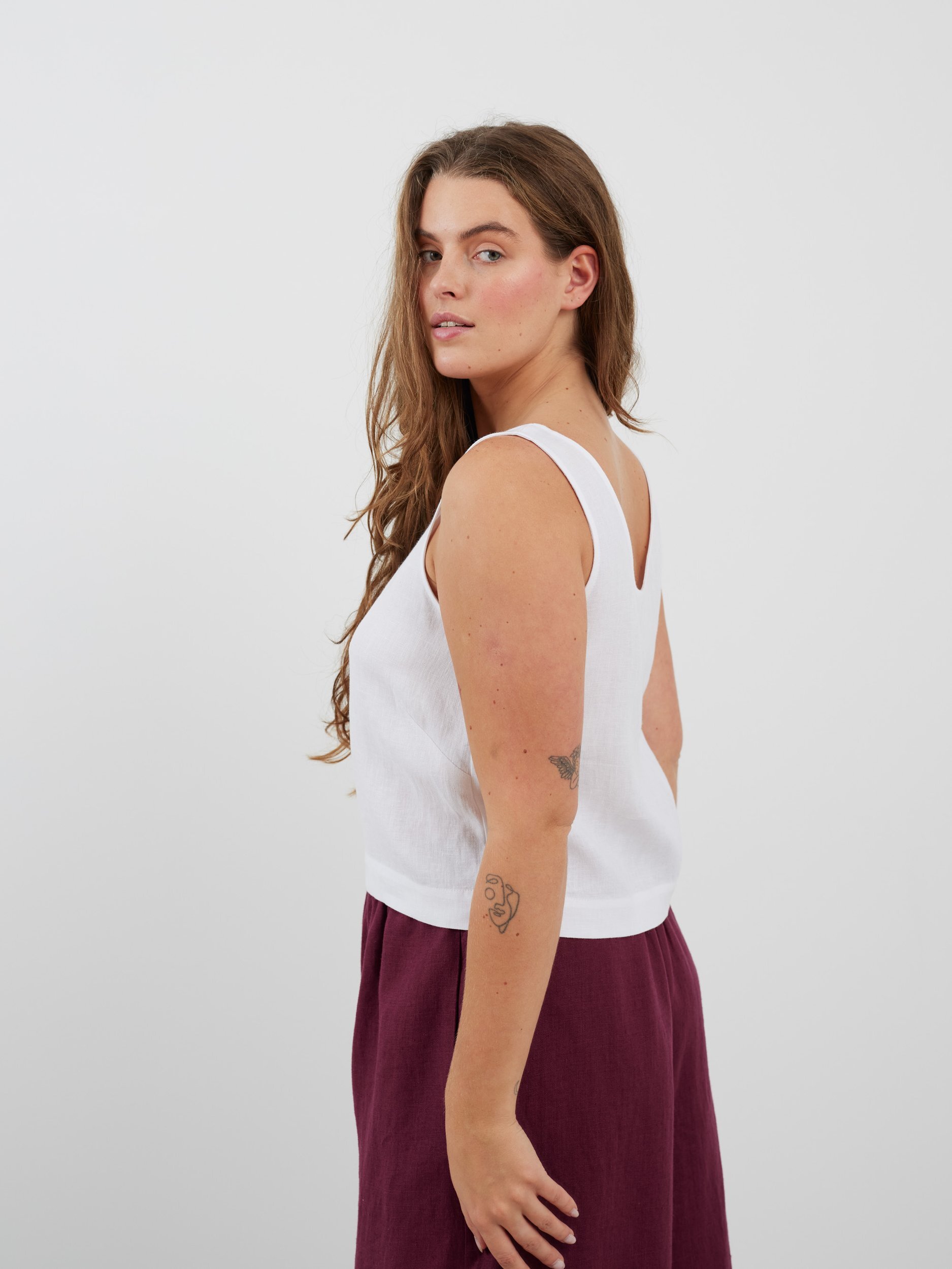 Bild 4 von CALI Leinen Tanktop in Weiß von Love and Confuse