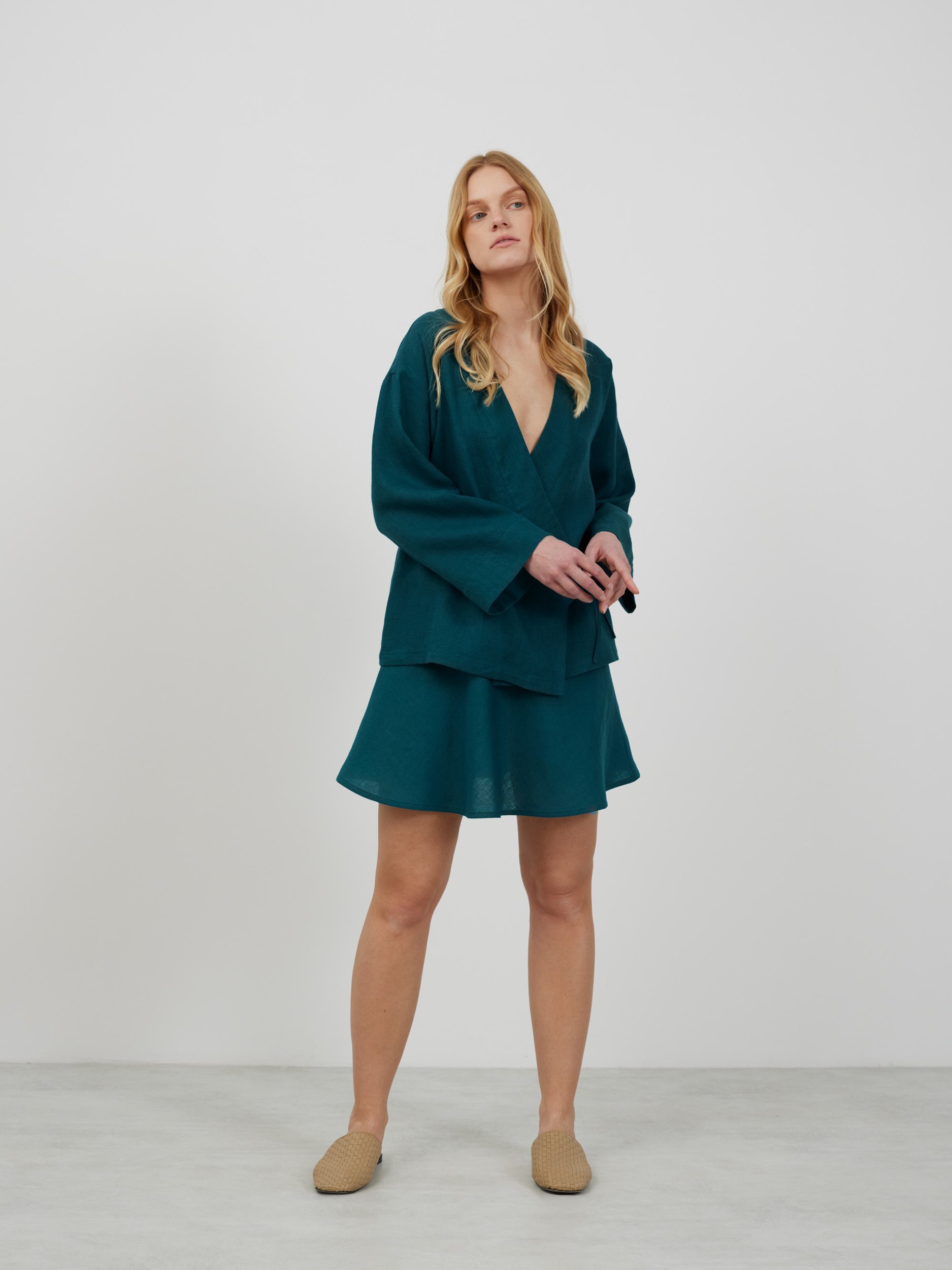 Bild 2 von DELILAH Leinen-Kimonojacke in Smaragdblau von Love and Confuse
