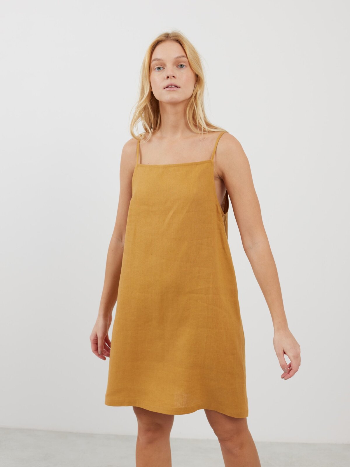 Bild 1 von DEVON - Elegantes Leinenkleid mit Spaghettiträgern in Honiggelb von Love and Confuse