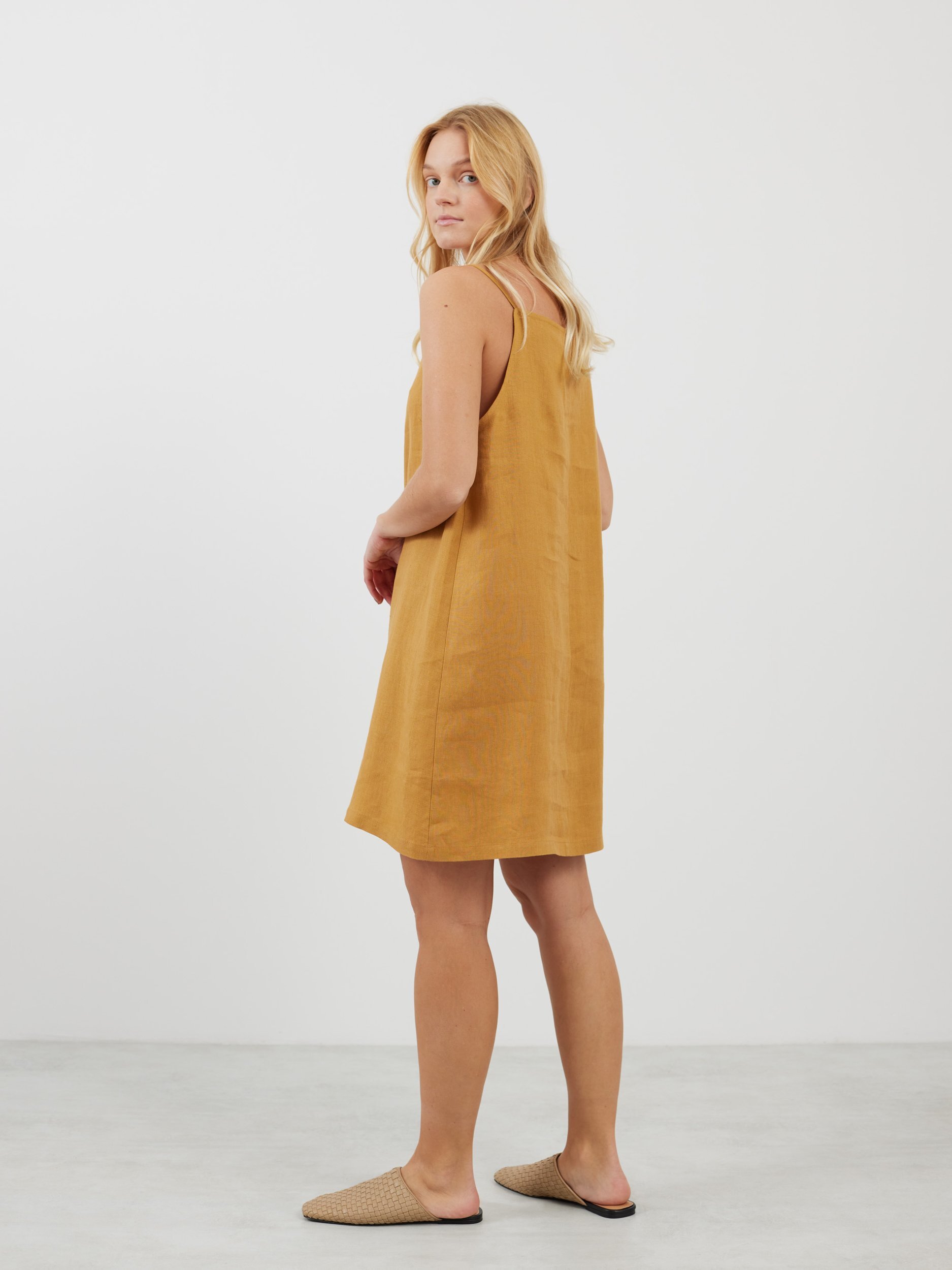 Bild 4 von DEVON - Elegantes Leinenkleid mit Spaghettiträgern in Honiggelb von Love and Confuse
