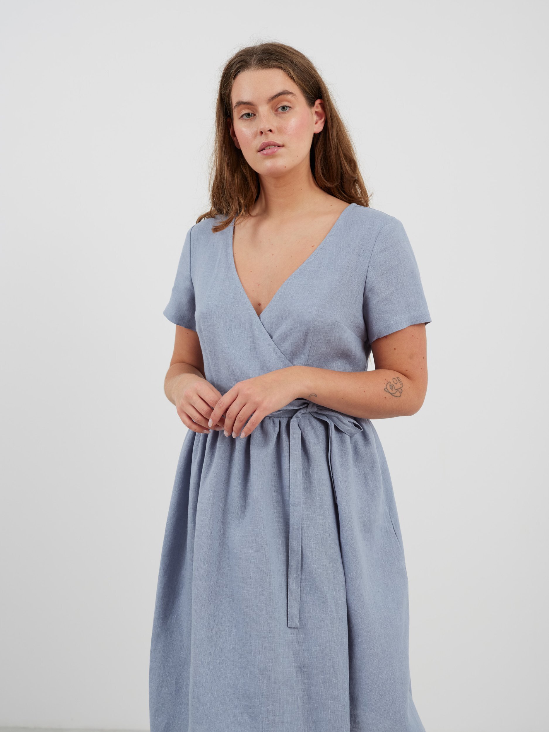 Bild 1 von FLORA Leinen Wickelkleid in von Love and Confuse