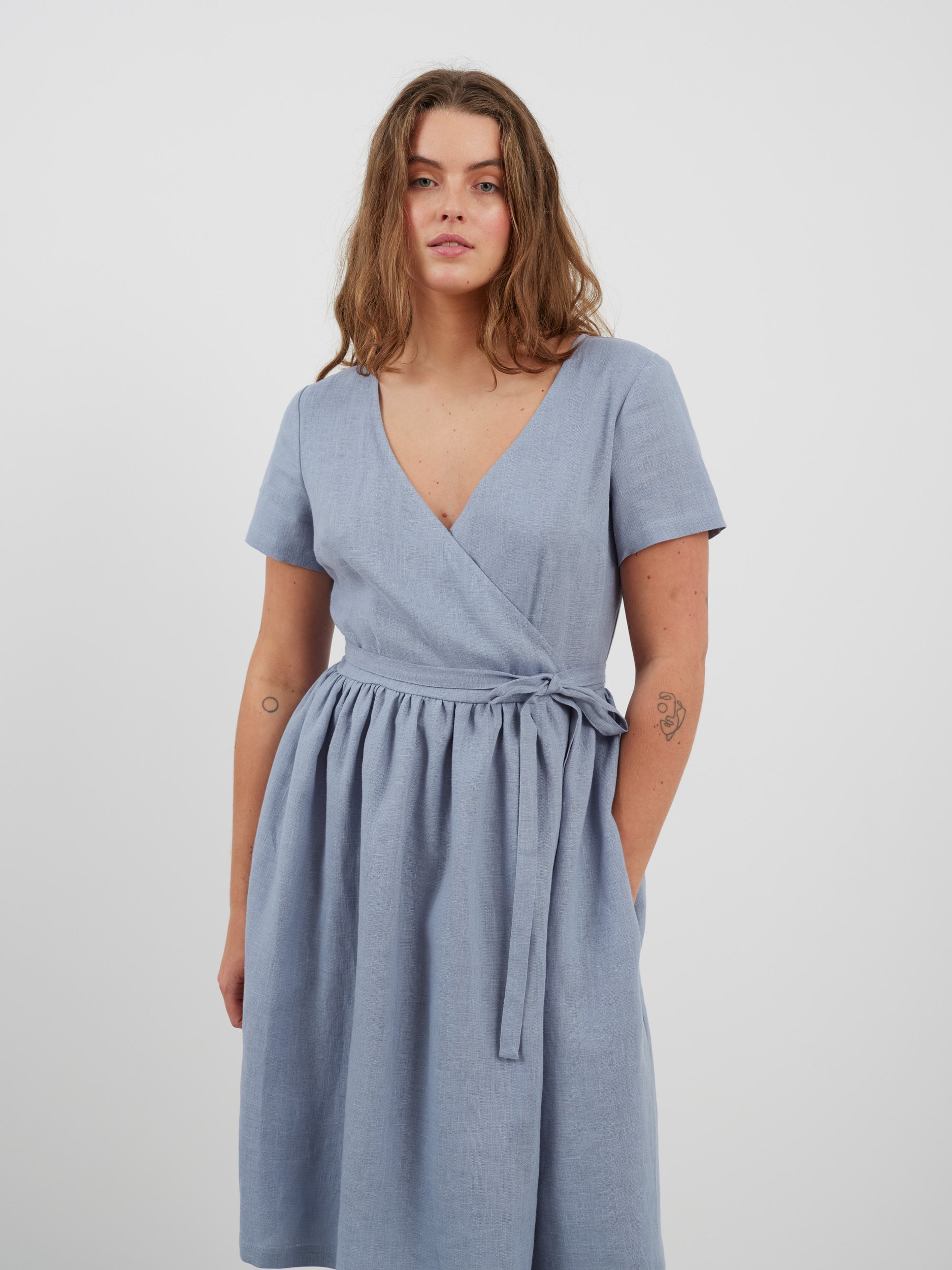 Bild 3 von FLORA Leinen Wickelkleid in von Love and Confuse