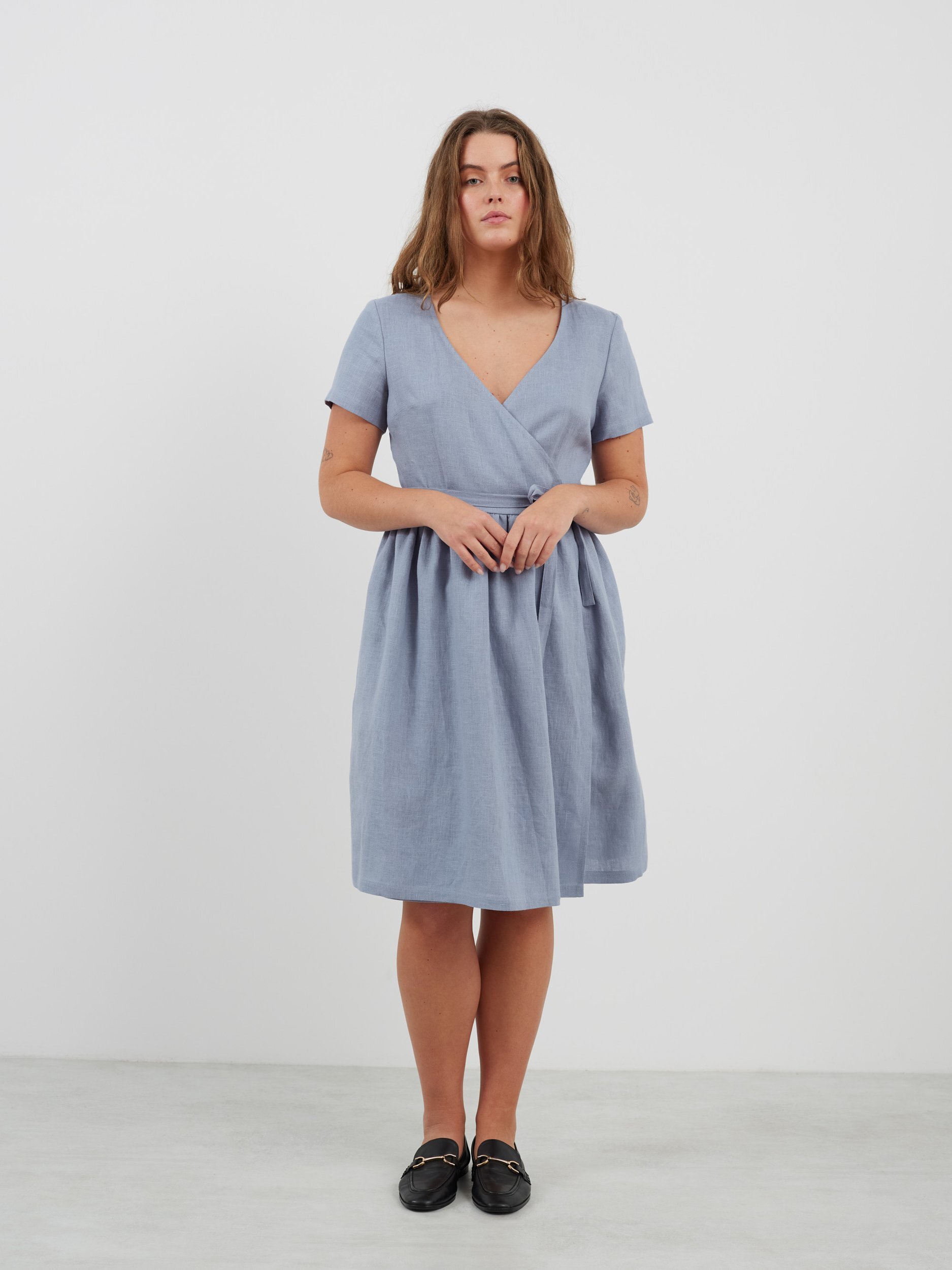 Bild 4 von FLORA Leinen Wickelkleid in von Love and Confuse