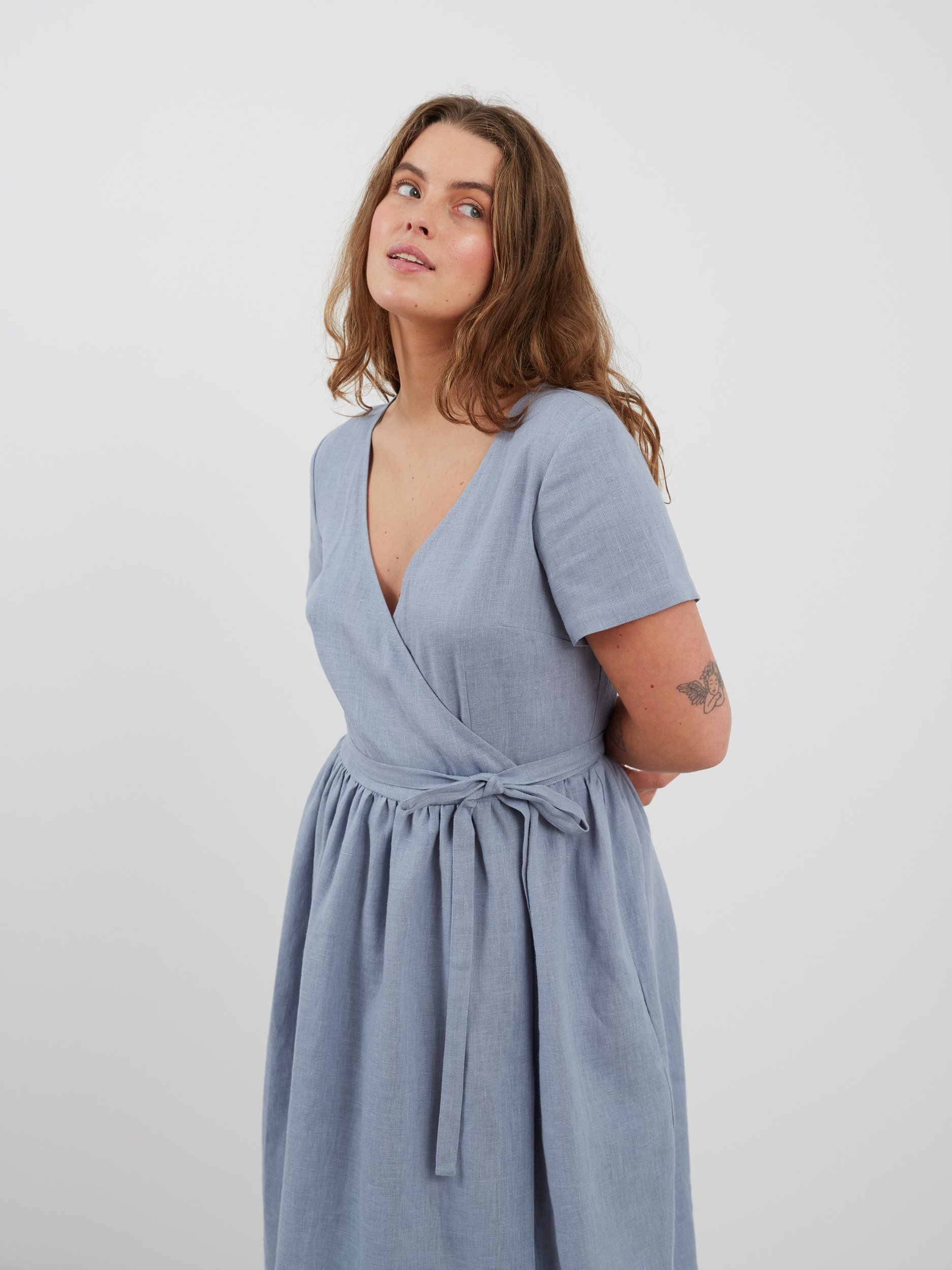 Bild 5 von FLORA Leinen Wickelkleid in von Love and Confuse