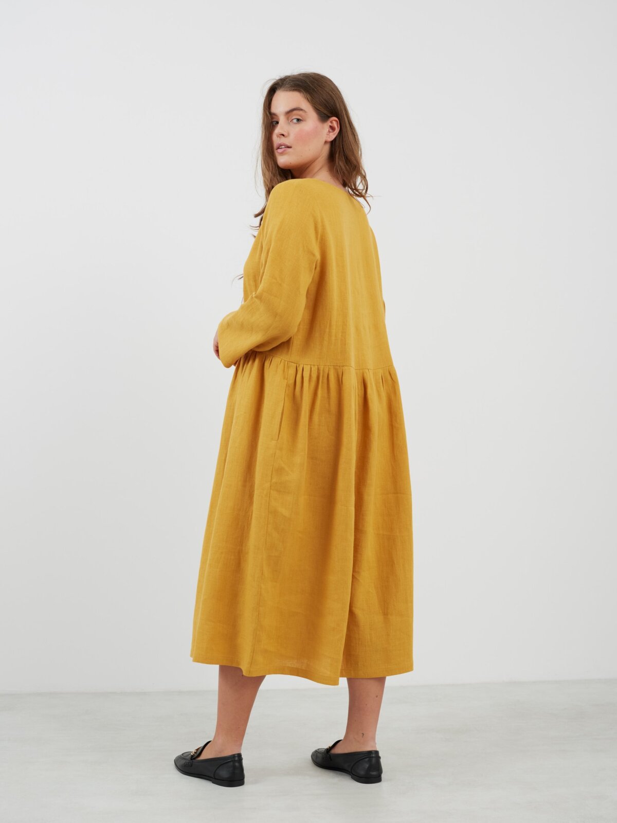 Bild 6 von GEMMA Langarm Leinenkleid in Senf von Love and Confuse