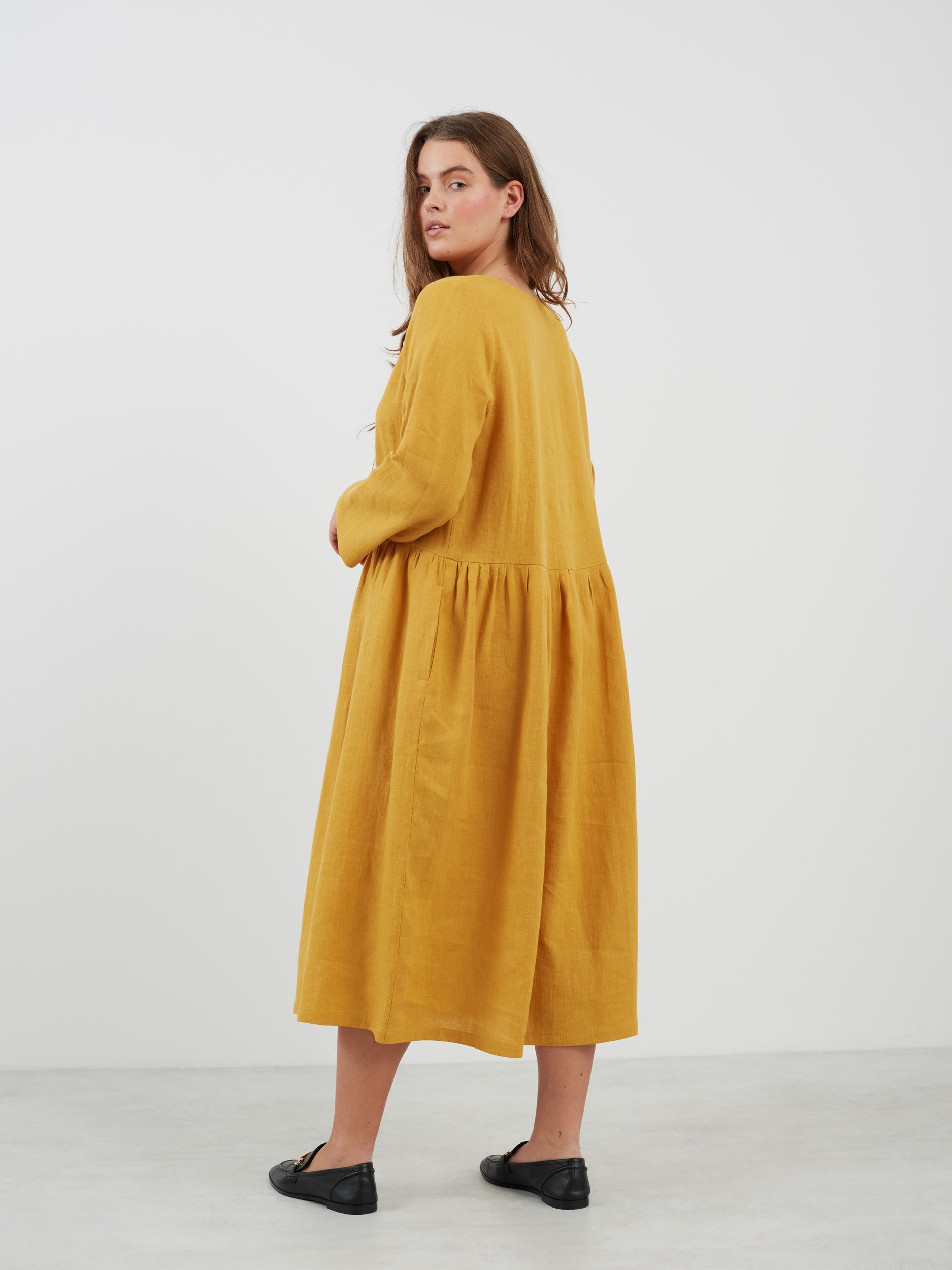 Bild 6 von GEMMA Langarm Leinenkleid in Senf von Love and Confuse