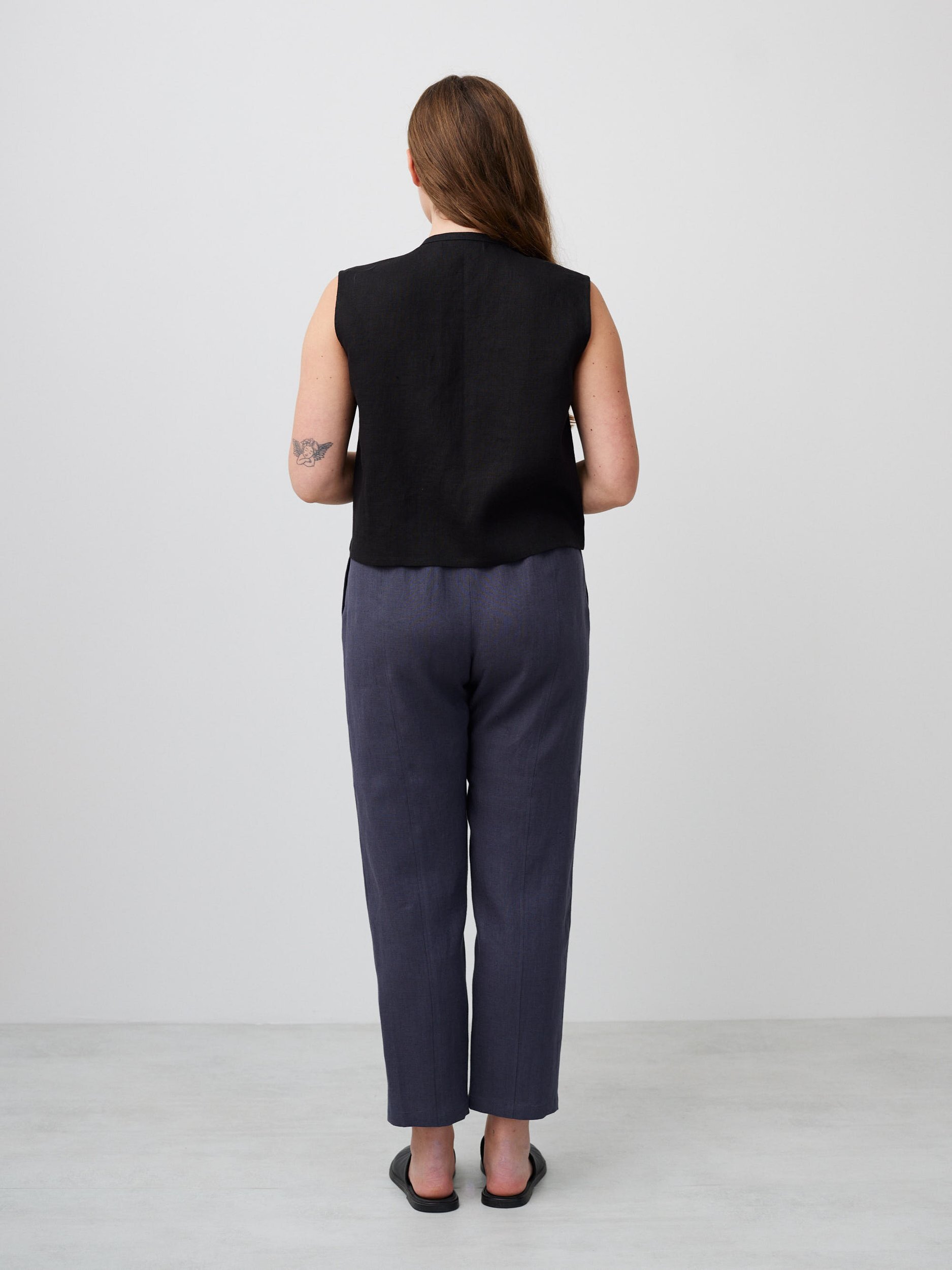 Bild 6 von HEIDI Leinentop mit Bindeverschluss in Schwarz von Love and Confuse