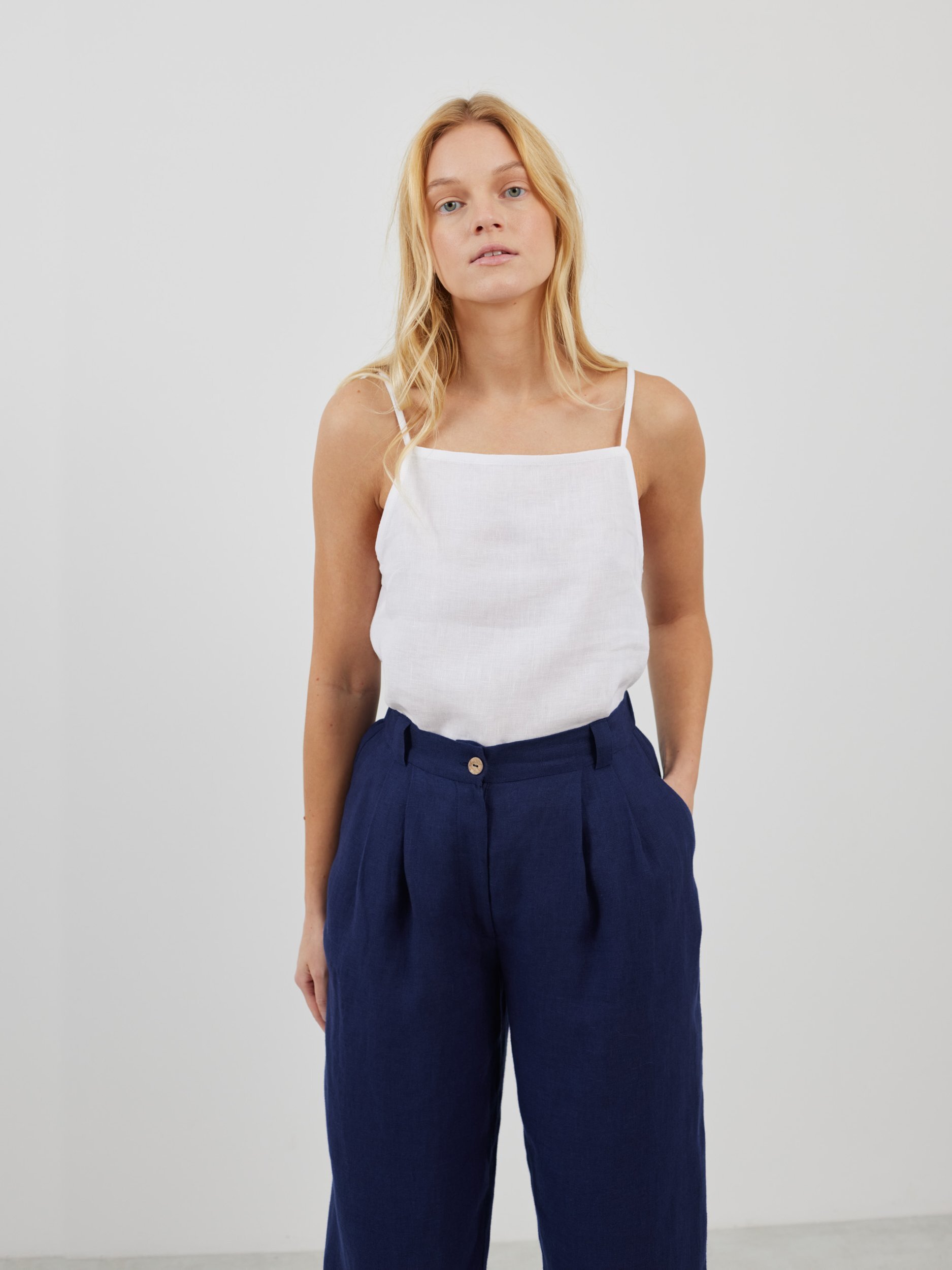 Bild 4 von JAMES - Elegante Leinenhose in Marineblau von Love and Confuse