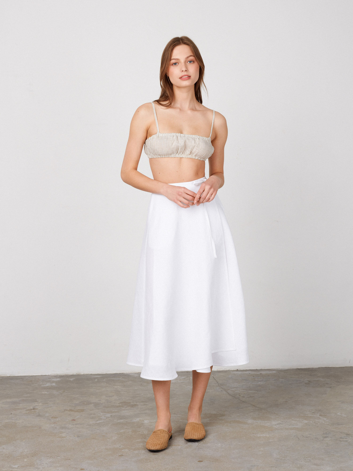 Bild 1 von KENZIE Leinen Wickelrock in White, you can also choose other colors above von Love and Confuse