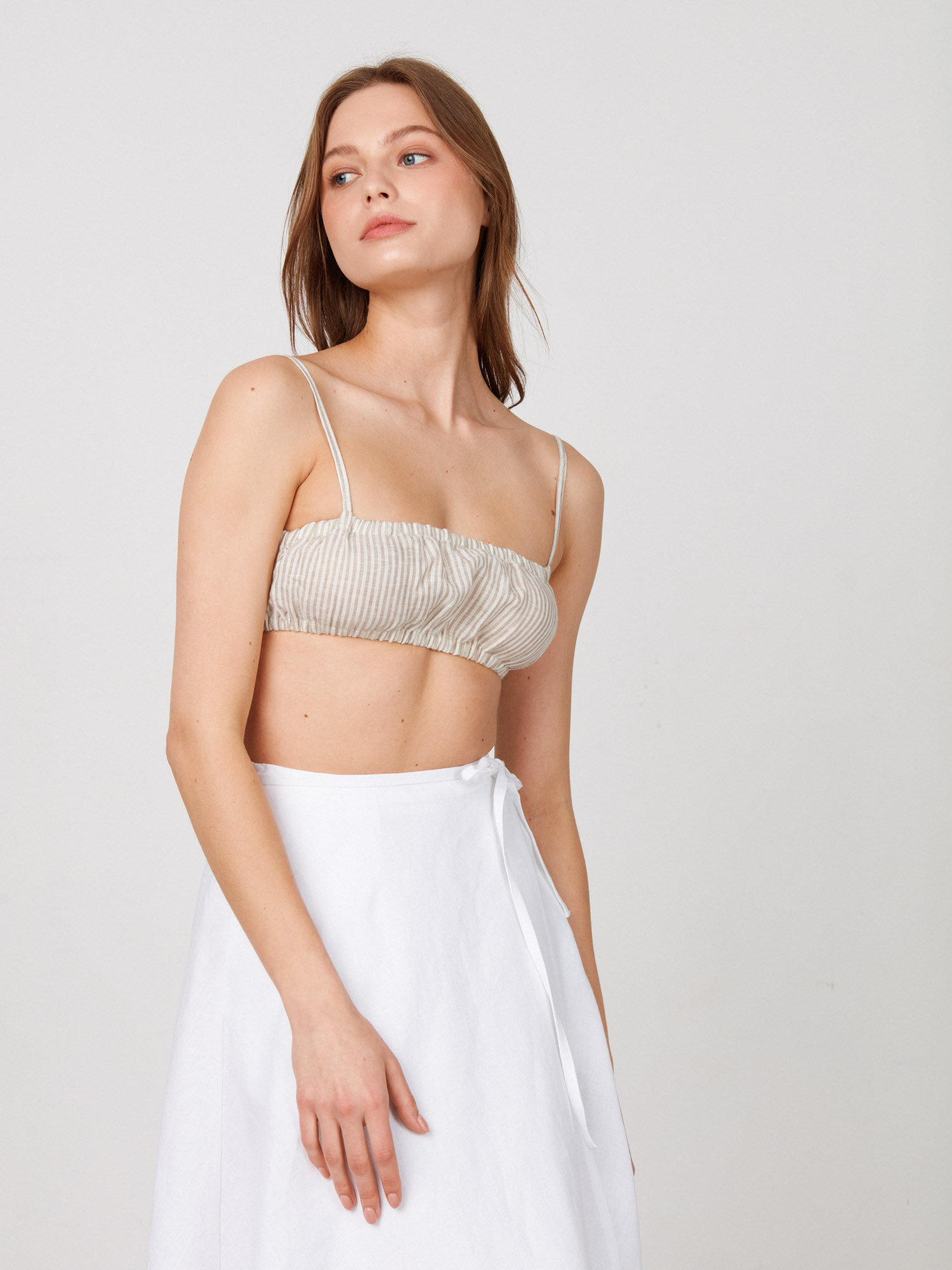 Bild 2 von KENZIE Leinen Wickelrock in White, you can also choose other colors above von Love and Confuse