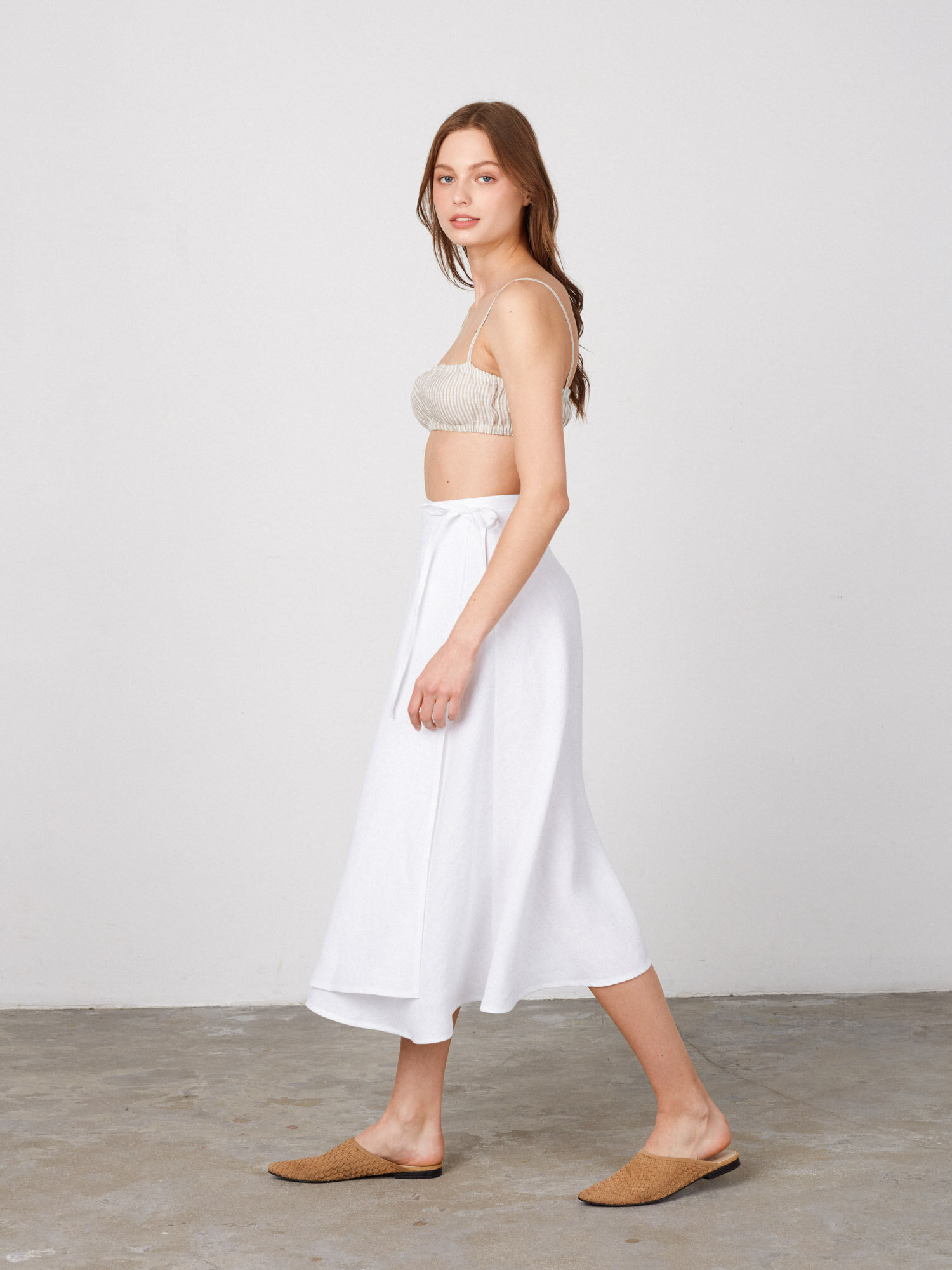 Bild 5 von KENZIE Leinen Wickelrock in White, you can also choose other colors above von Love and Confuse